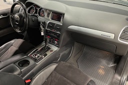 Harmaa Audi Q7 2011 kuva 27.