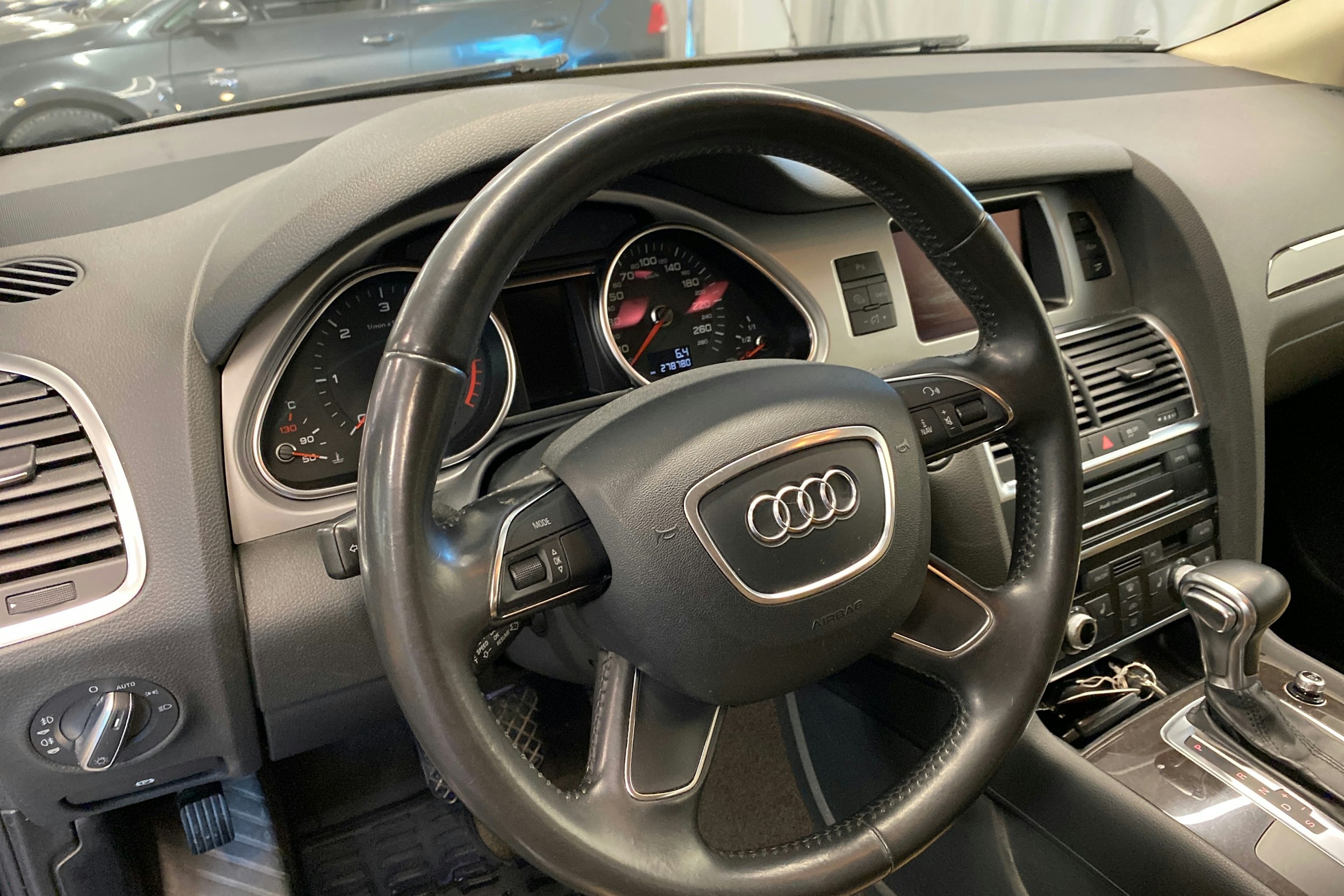 musta Audi Q7 2012 kuva 15.