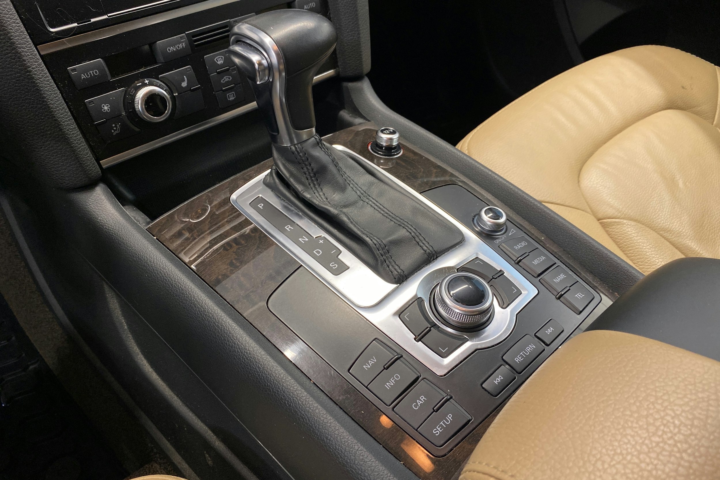 musta Audi Q7 2012 kuva 22.