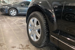 musta Audi Q7 2012 kuva 40.