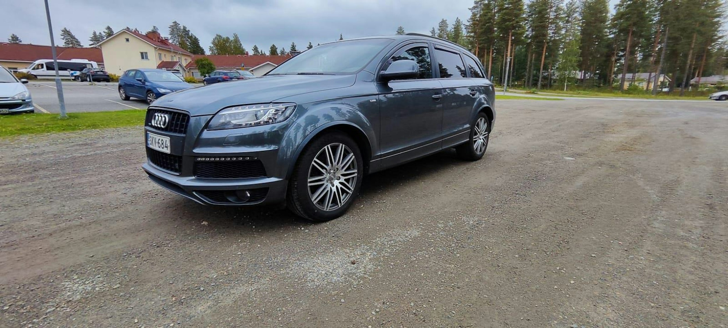 harmaa Audi Q7 2013 kuva 1.