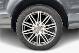 harmaa Audi Q7 2013 kuva 9.