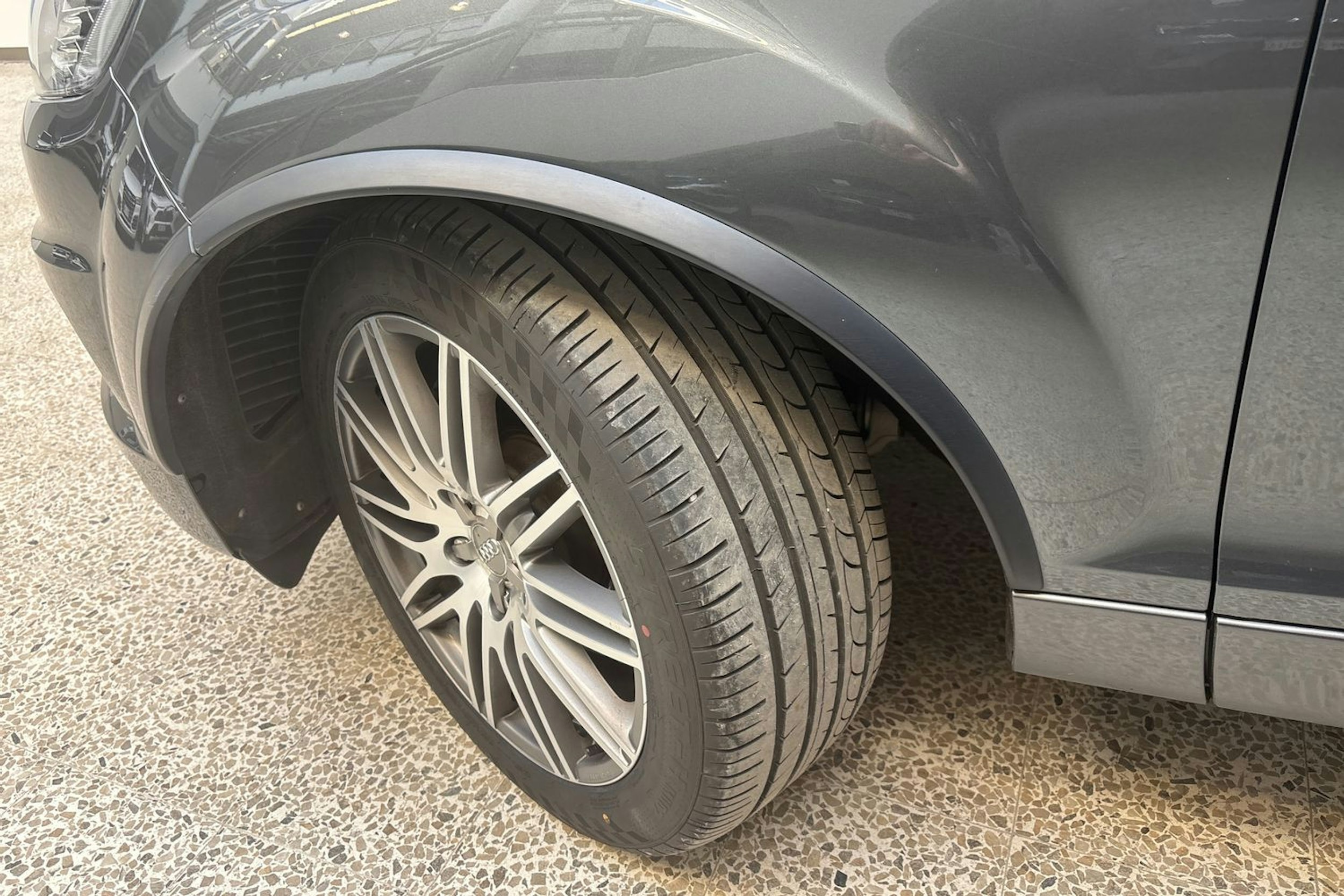 harmaa Audi Q7 2013 kuva 10.