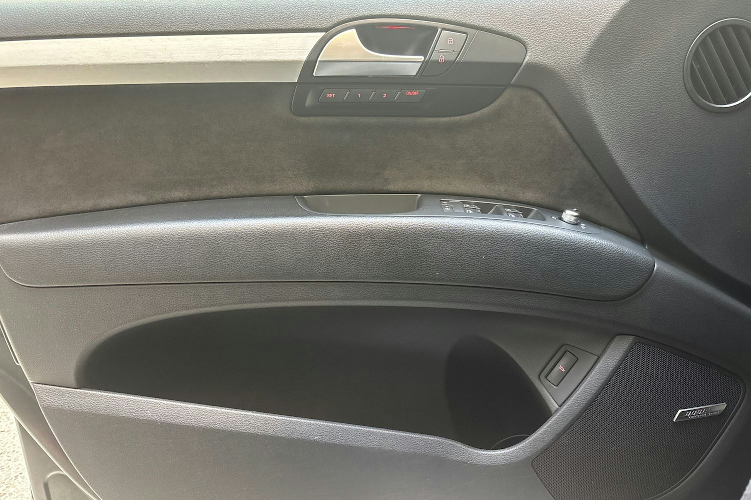 harmaa Audi Q7 2013 kuva 15.