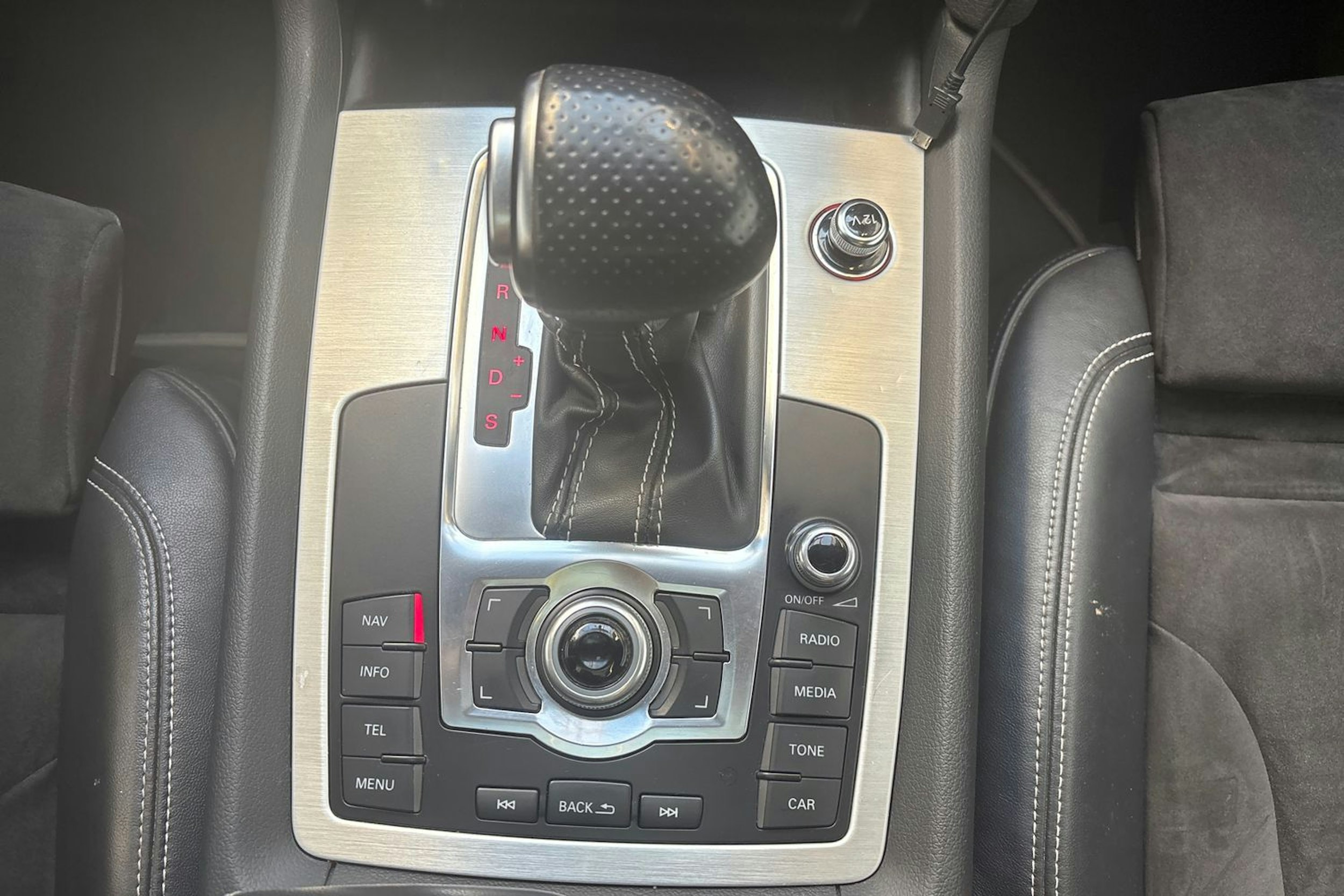 harmaa Audi Q7 2013 kuva 24.