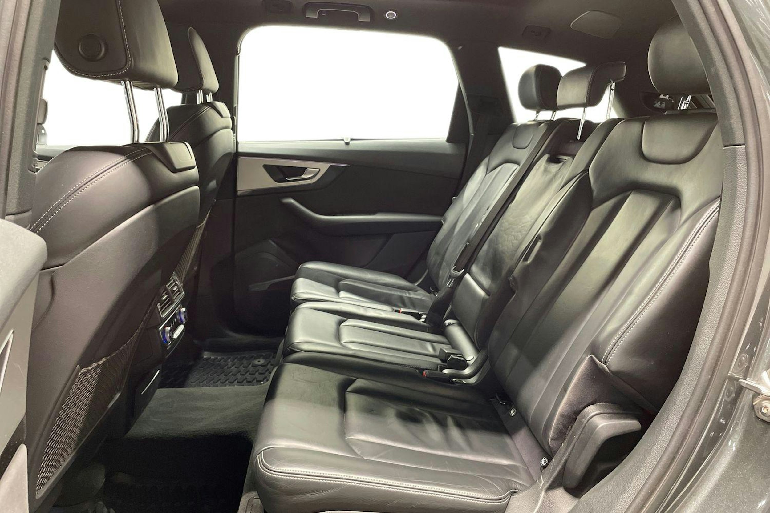 Harmaa Audi Q7 2016 kuva 10.