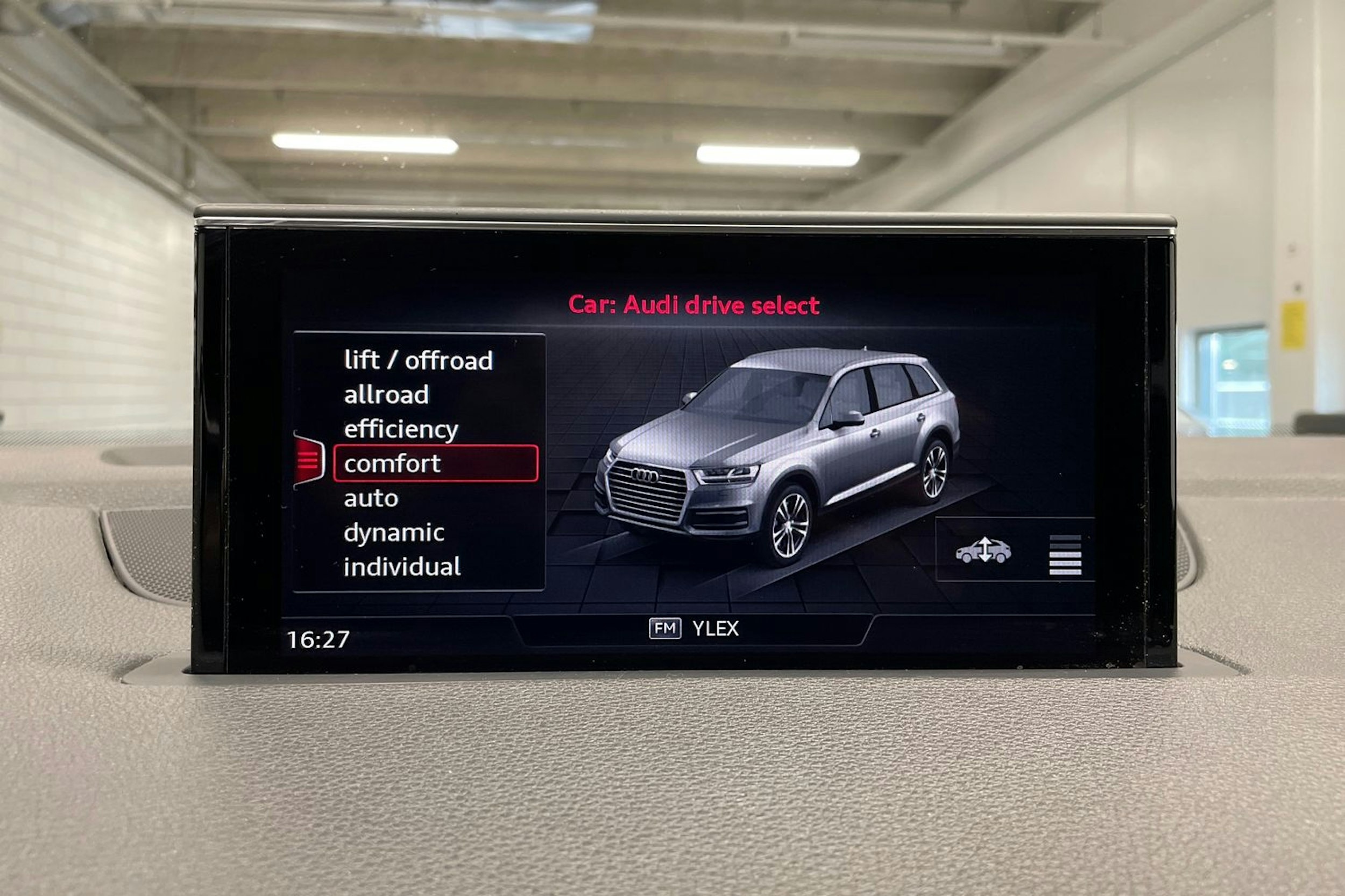 Harmaa Audi Q7 2016 kuva 19.