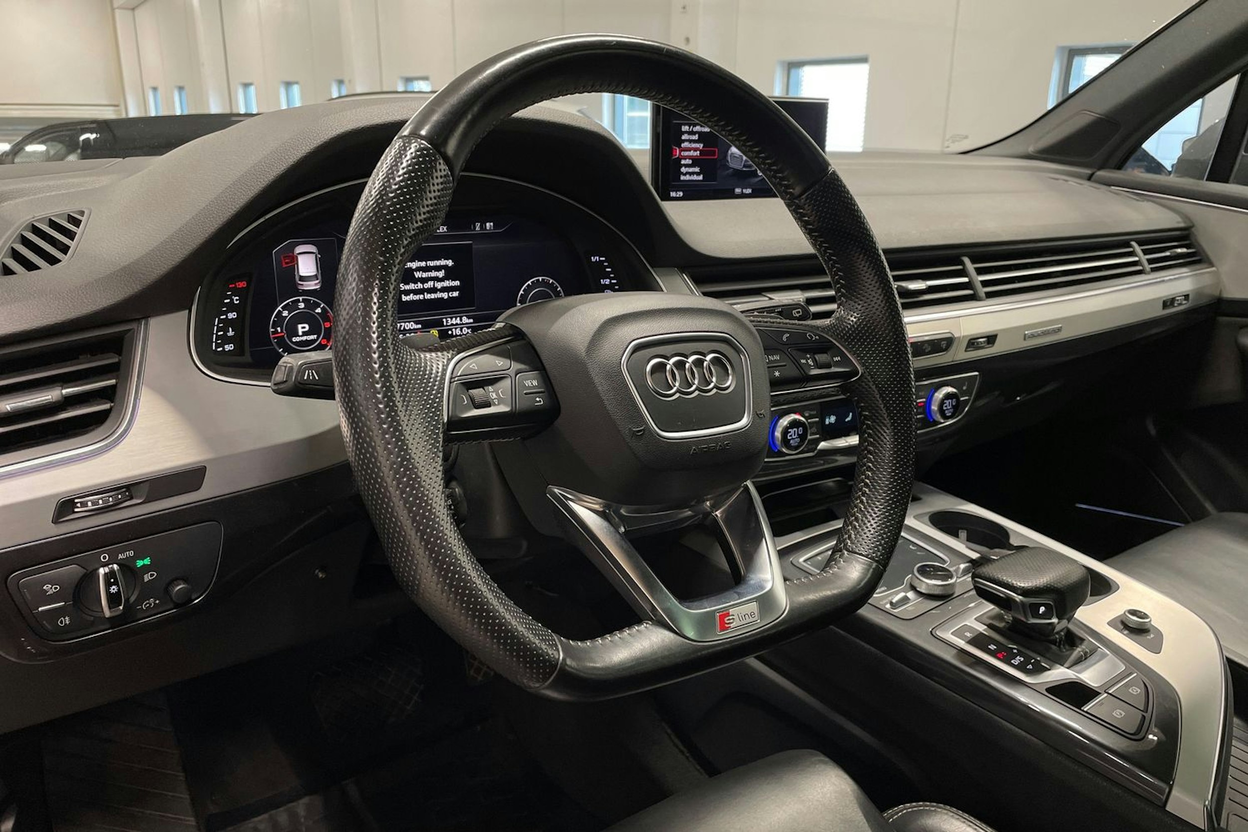Harmaa Audi Q7 2016 kuva 26.