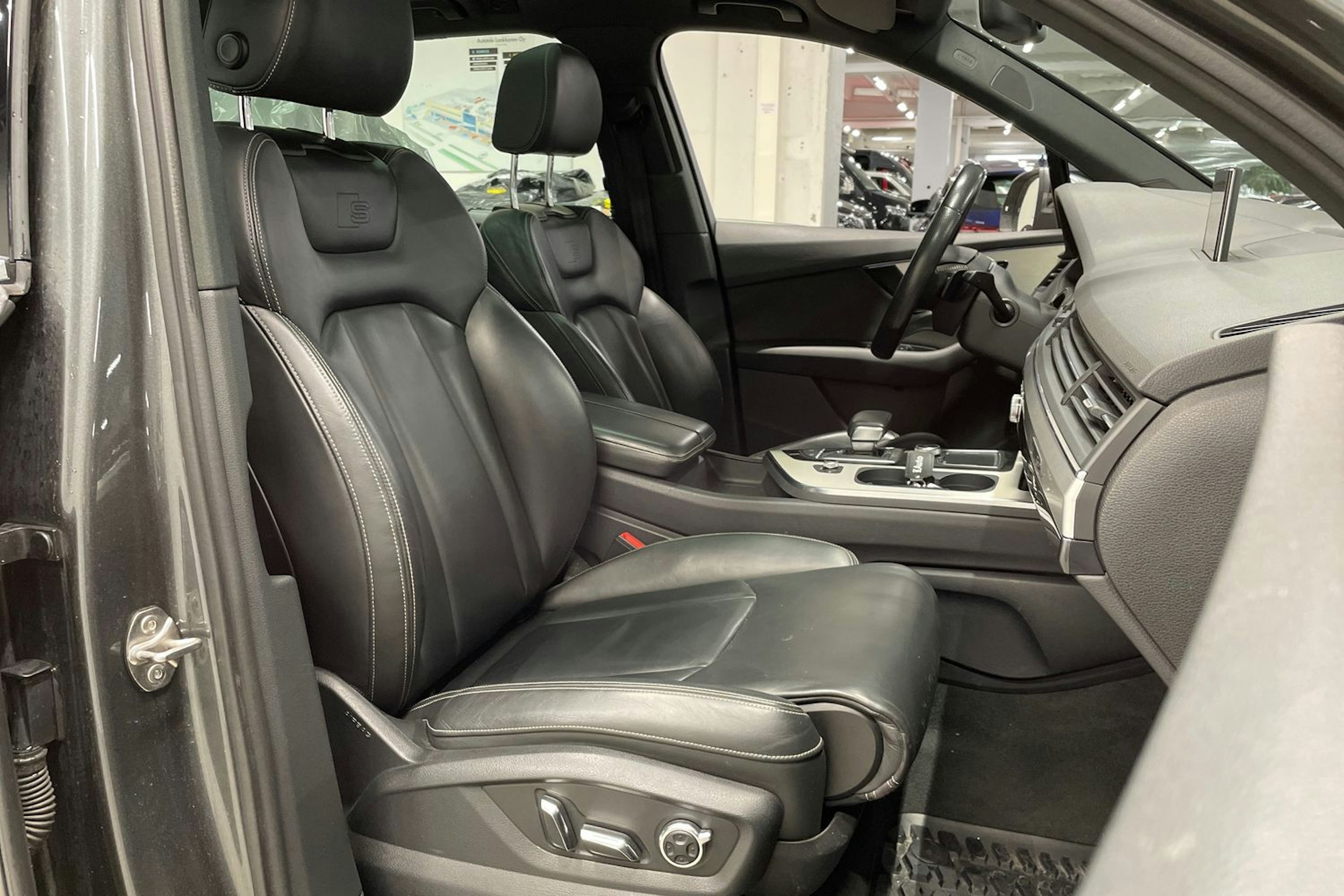 Harmaa Audi Q7 2016 kuva 27.