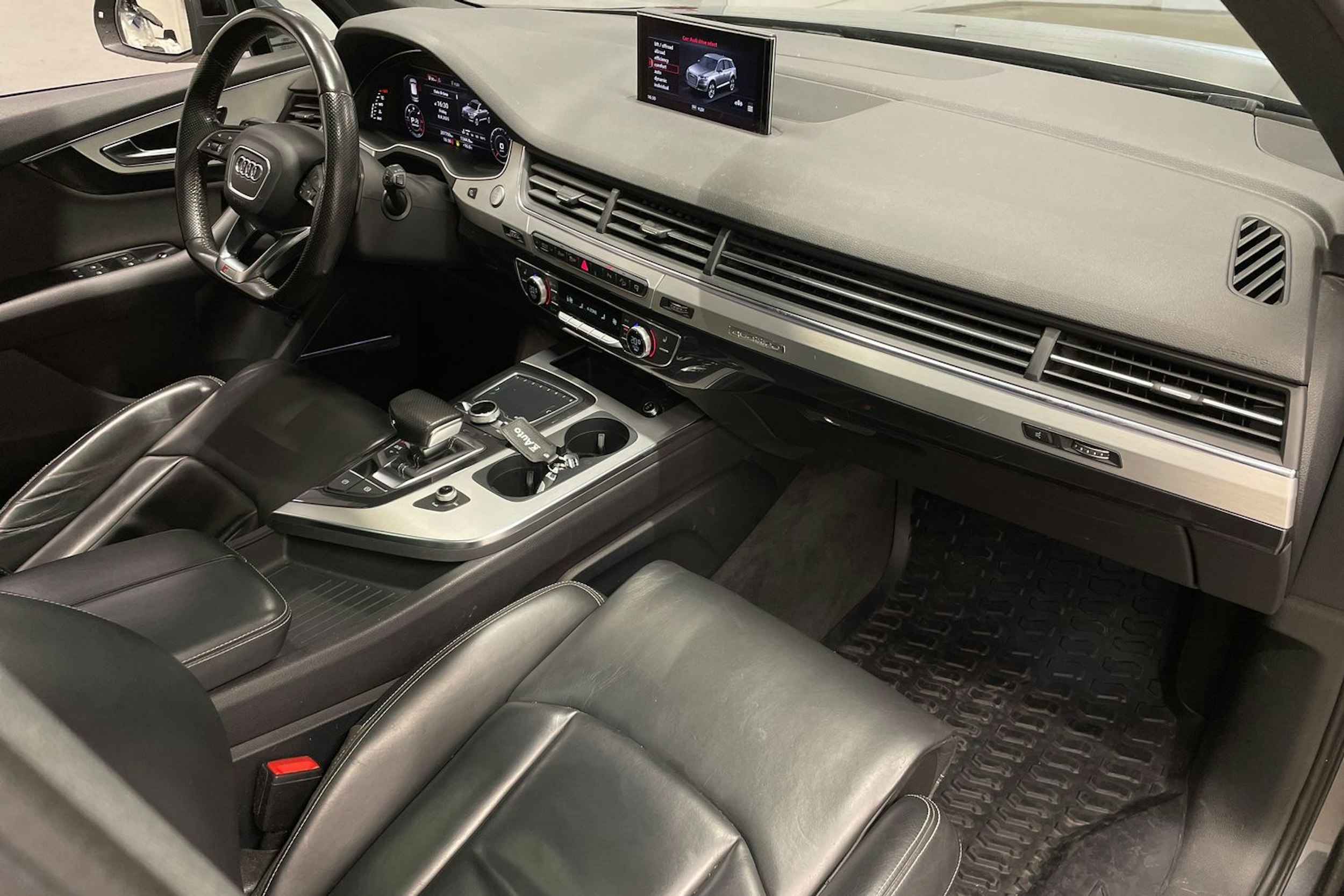 Harmaa Audi Q7 2016 kuva 28.