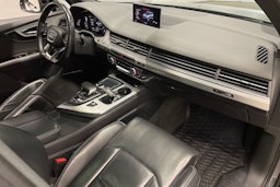 Harmaa Audi Q7 2016 kuva 28.