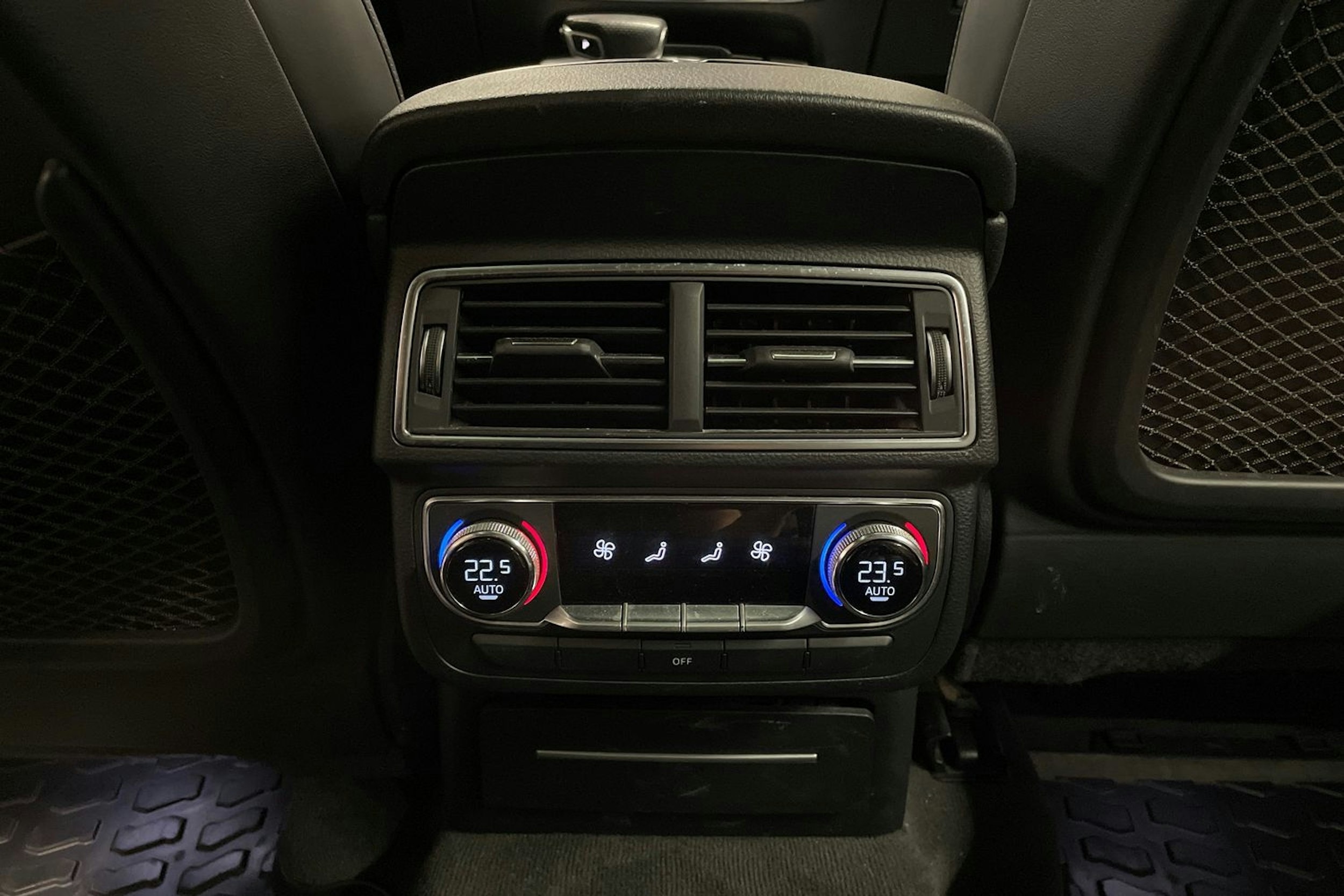 Harmaa Audi Q7 2016 kuva 29.