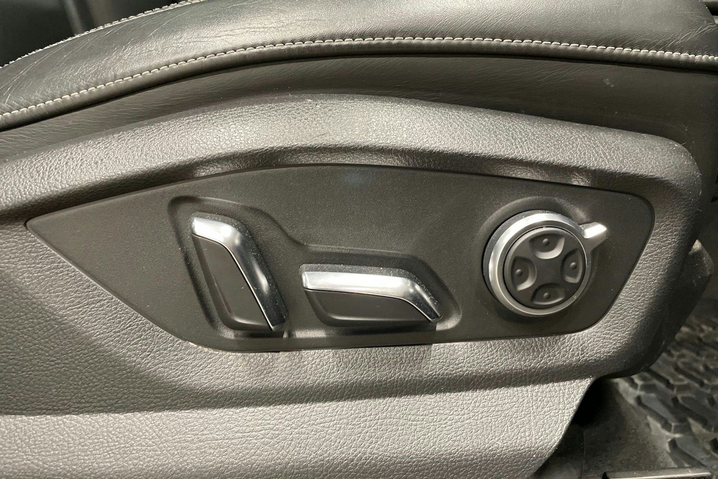 Harmaa Audi Q7 2016 kuva 30.