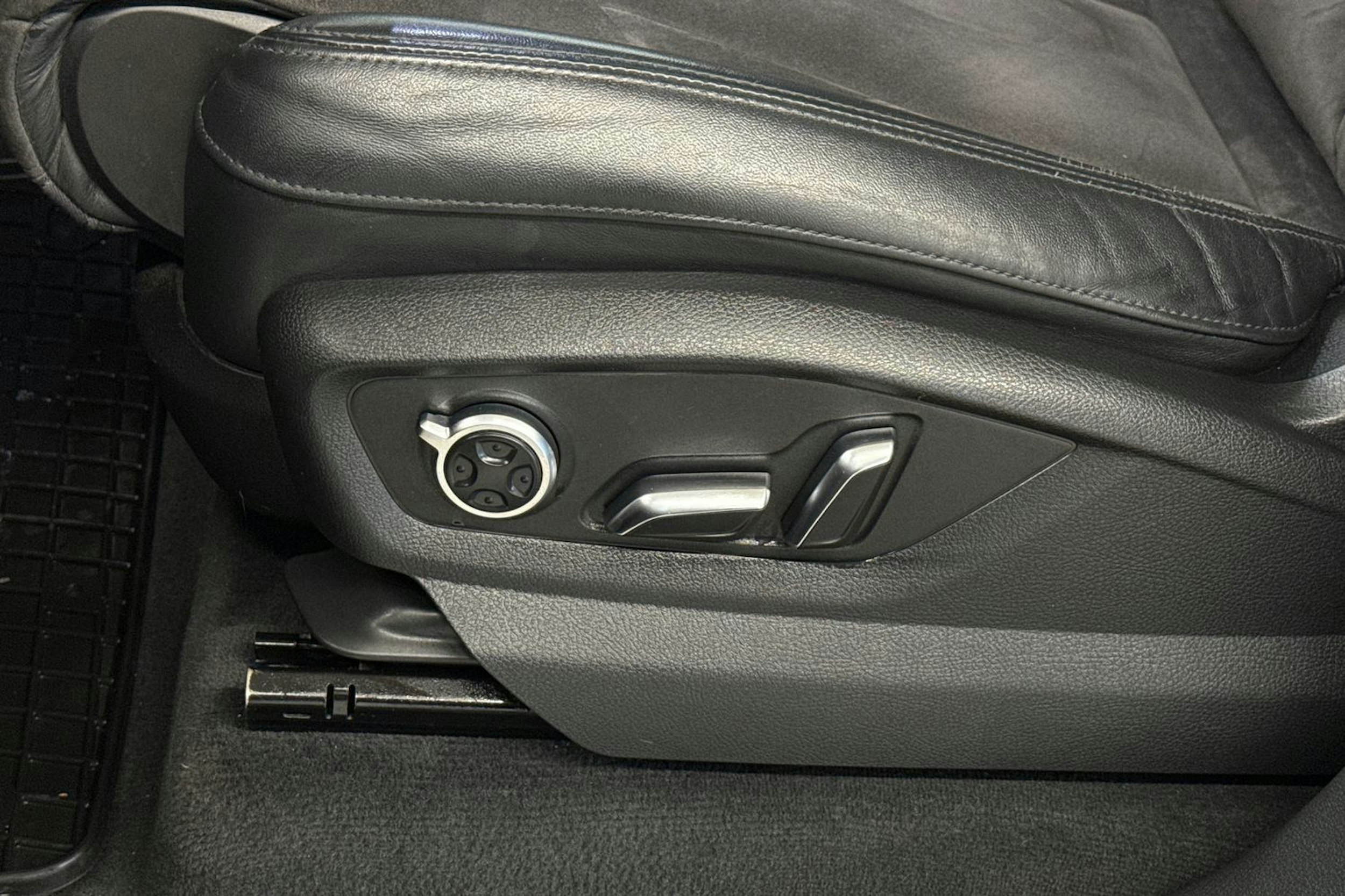 musta Audi Q7 2015 kuva 18.