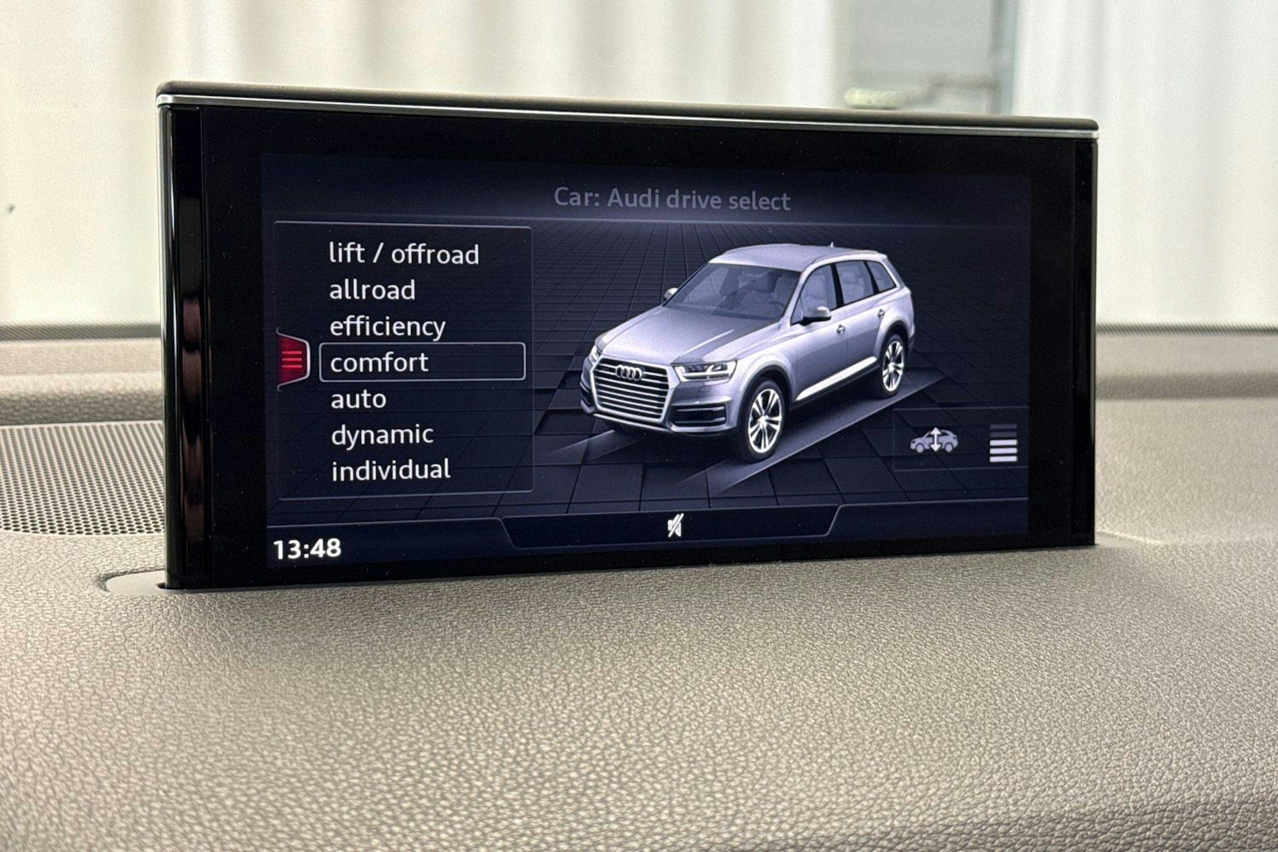 musta Audi Q7 2015 kuva 20.