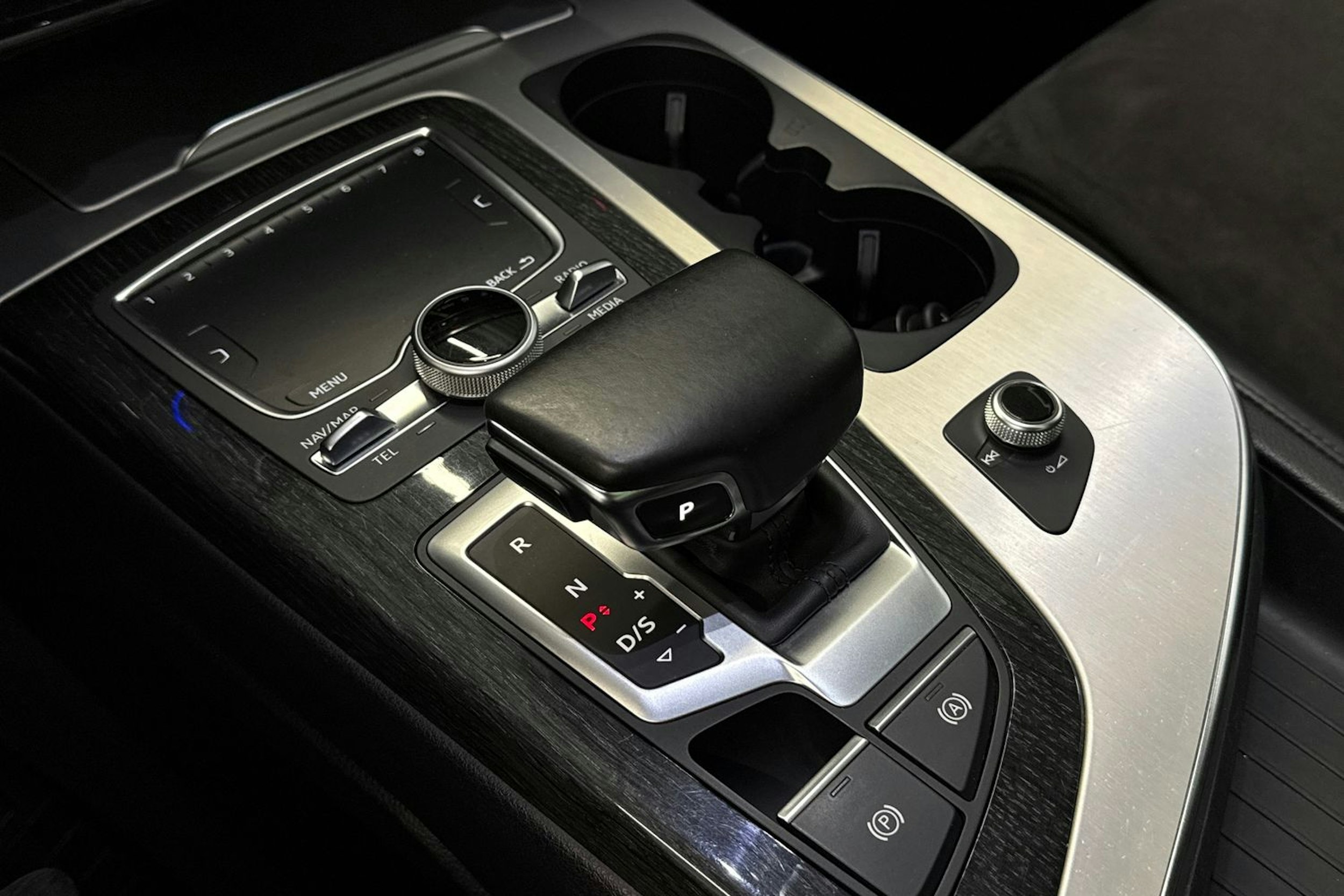 musta Audi Q7 2015 kuva 22.