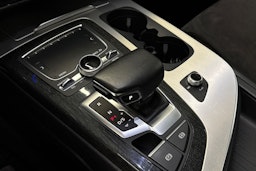 musta Audi Q7 2015 kuva 22.