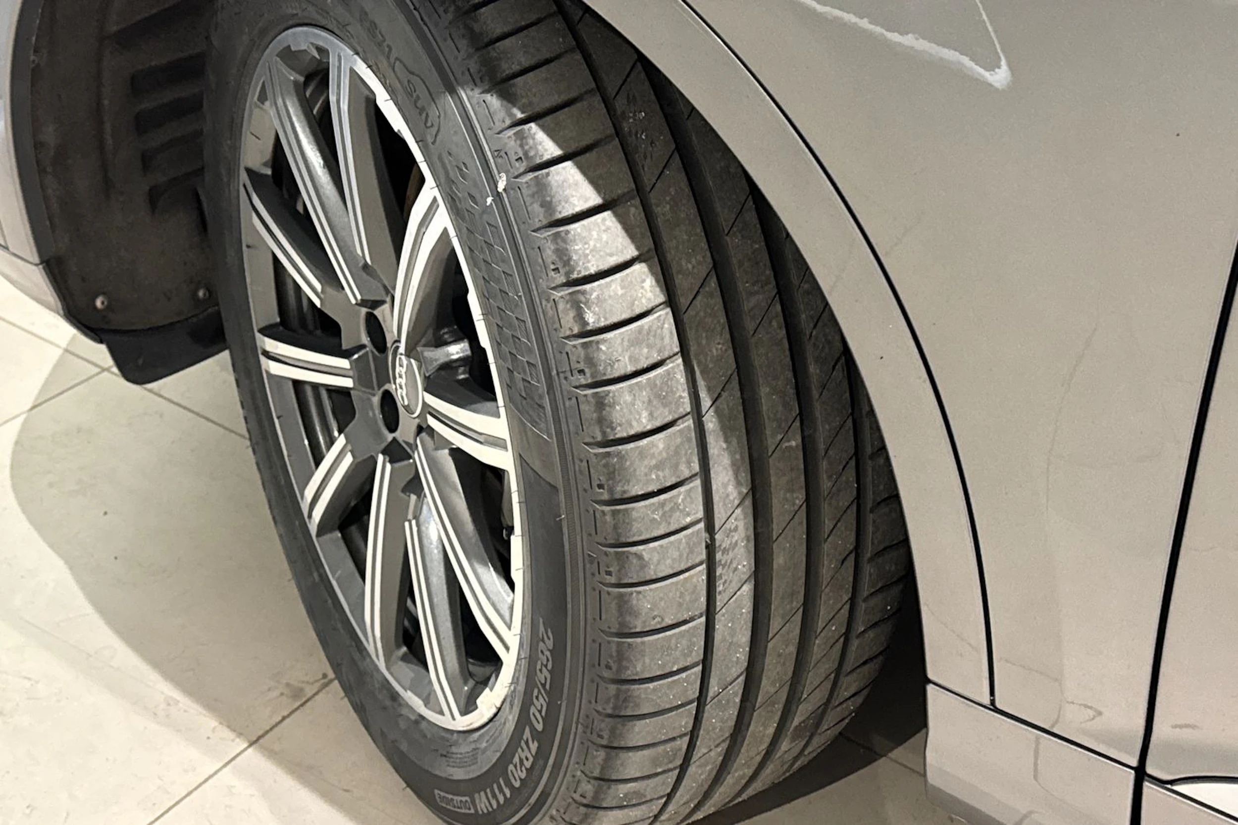 harmaa Audi Q7 2016 kuva 13.