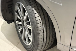 harmaa Audi Q7 2016 kuva 13.