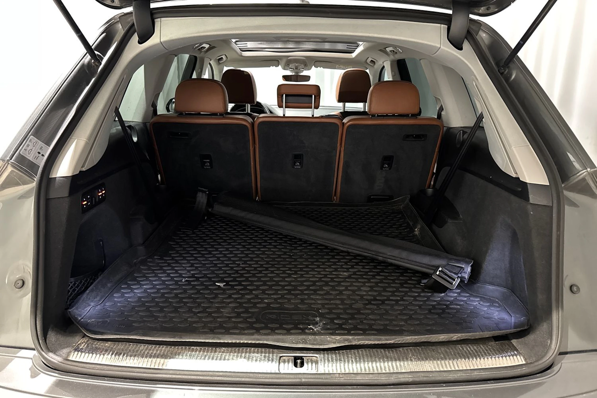 harmaa Audi Q7 2016 kuva 16.