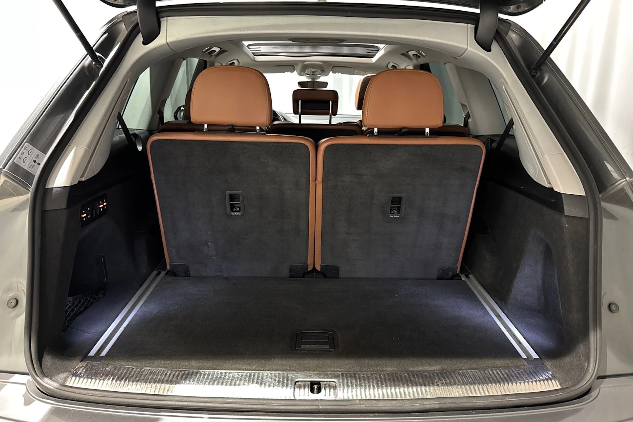 harmaa Audi Q7 2016 kuva 17.