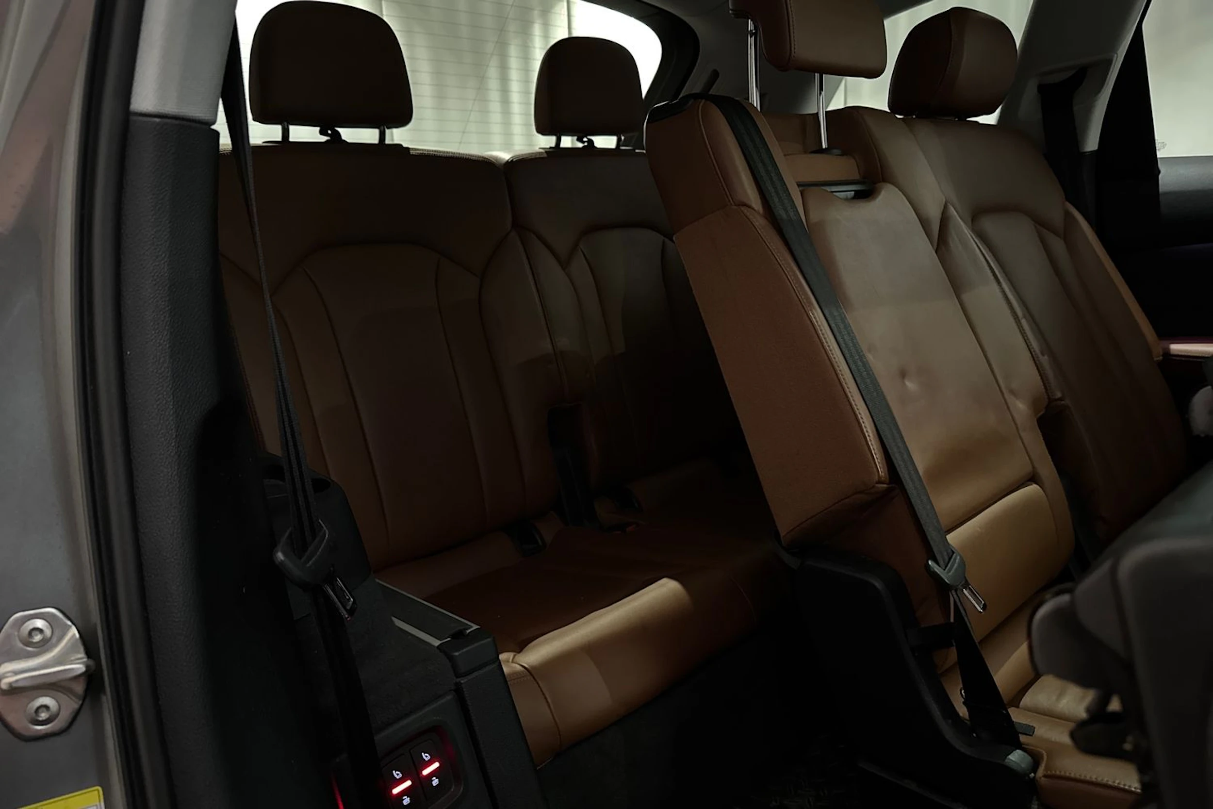 harmaa Audi Q7 2016 kuva 22.