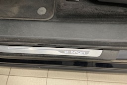 Sininen Audi Q7 2017 kuva 21.