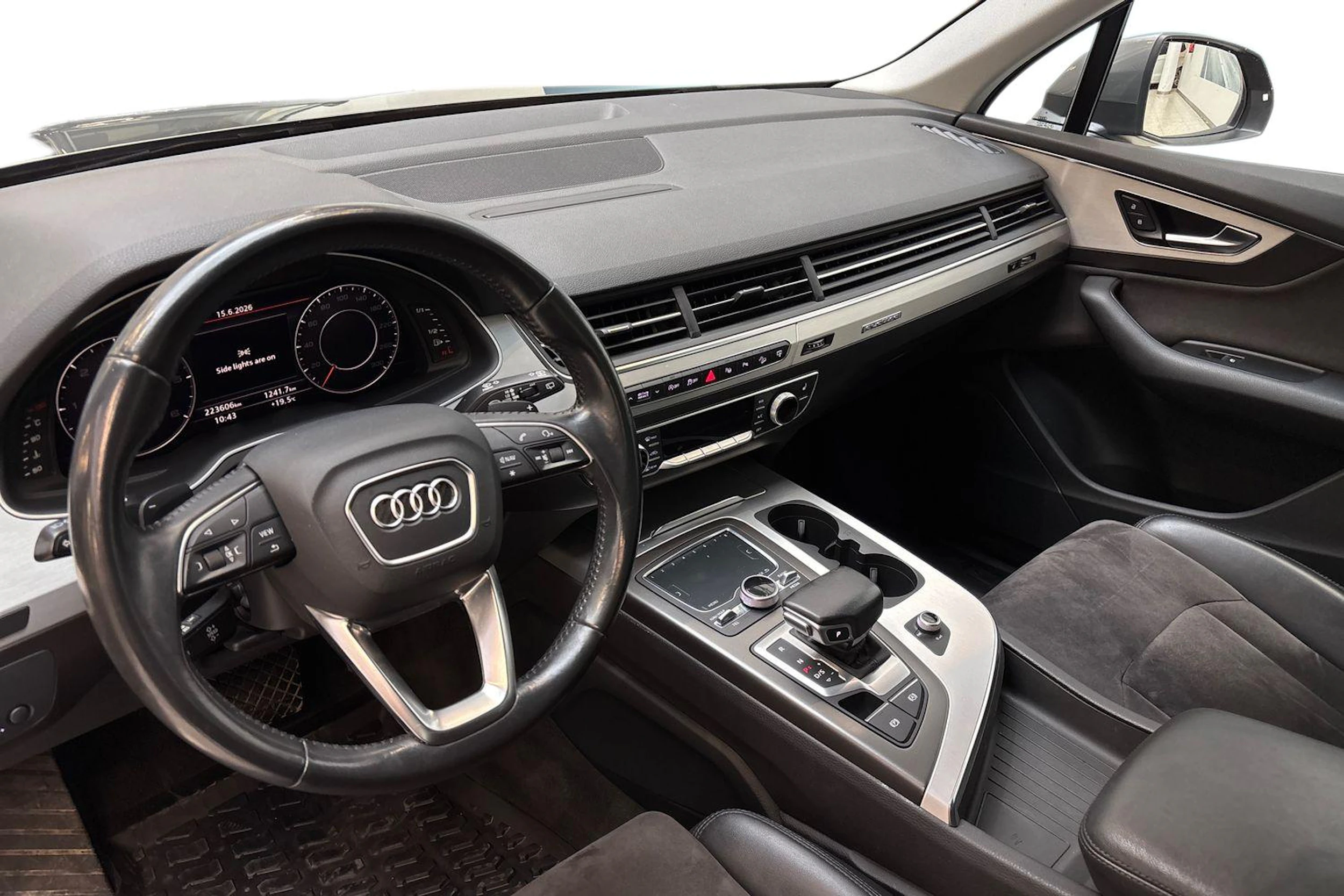 harmaa Audi Q7 2016 kuva 6.