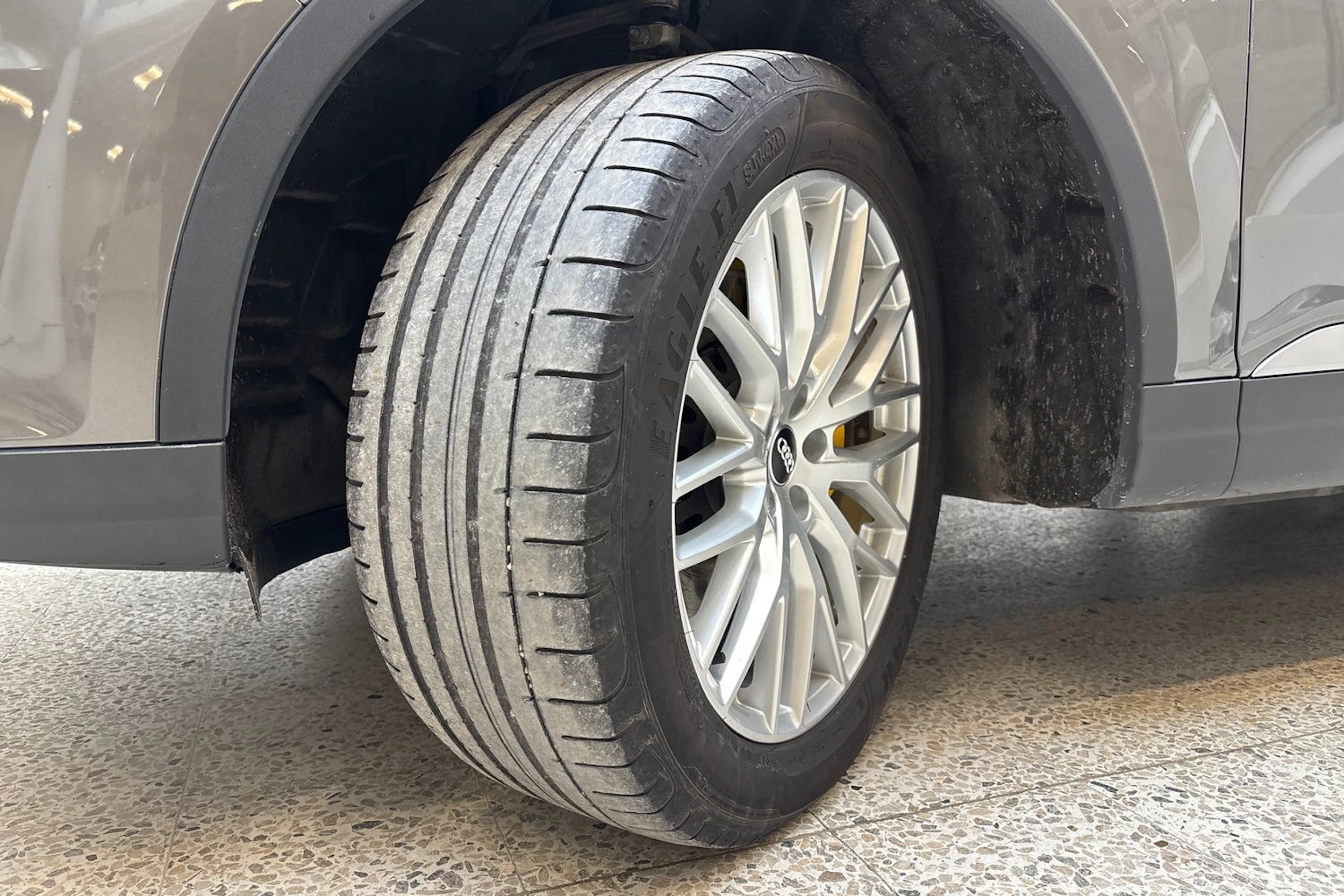 harmaa Audi Q7 2016 kuva 10.
