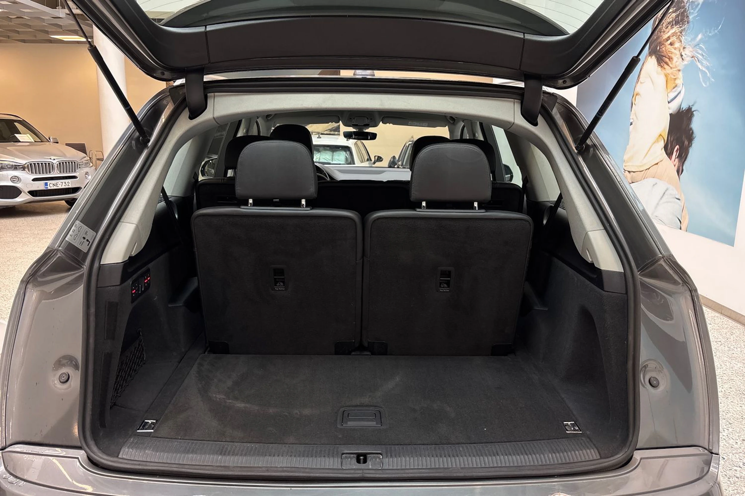 harmaa Audi Q7 2016 kuva 13.