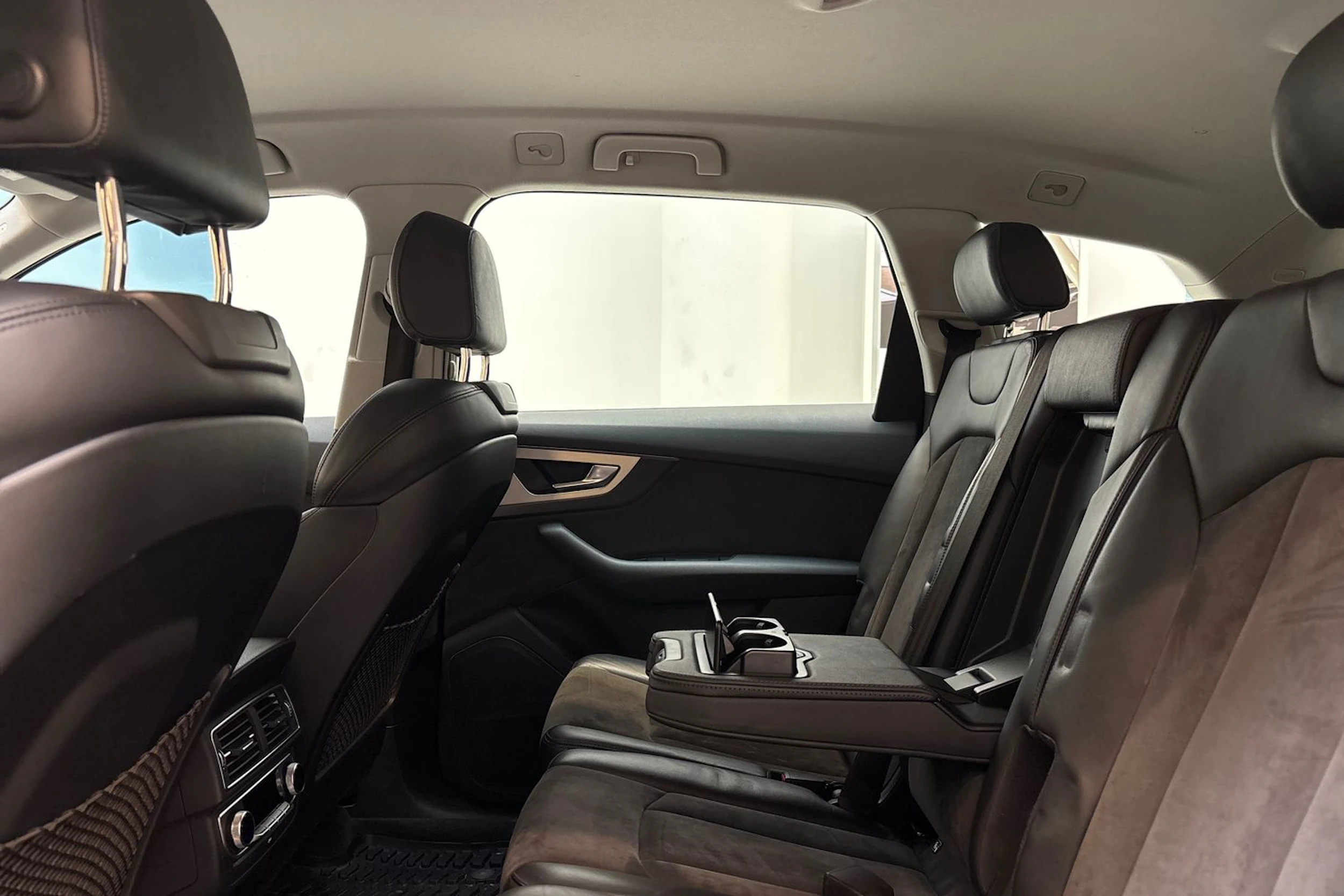 harmaa Audi Q7 2016 kuva 16.