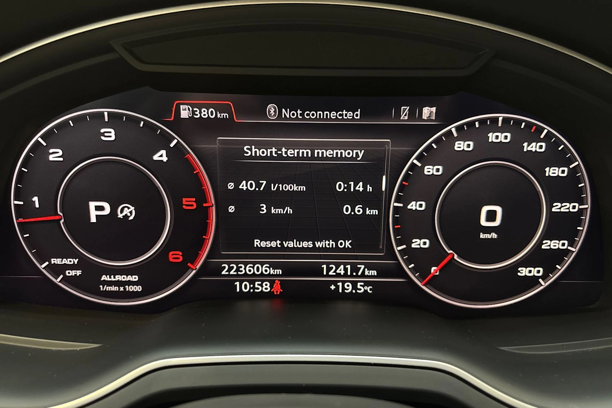 harmaa Audi Q7 2016 kuva 24.