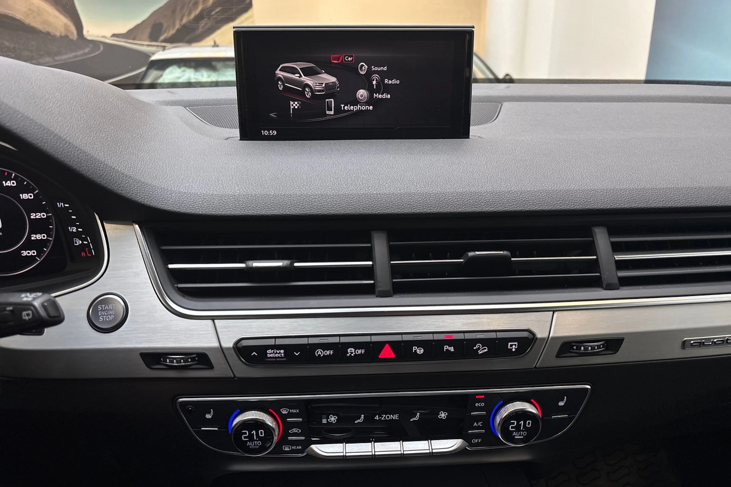 harmaa Audi Q7 2016 kuva 27.