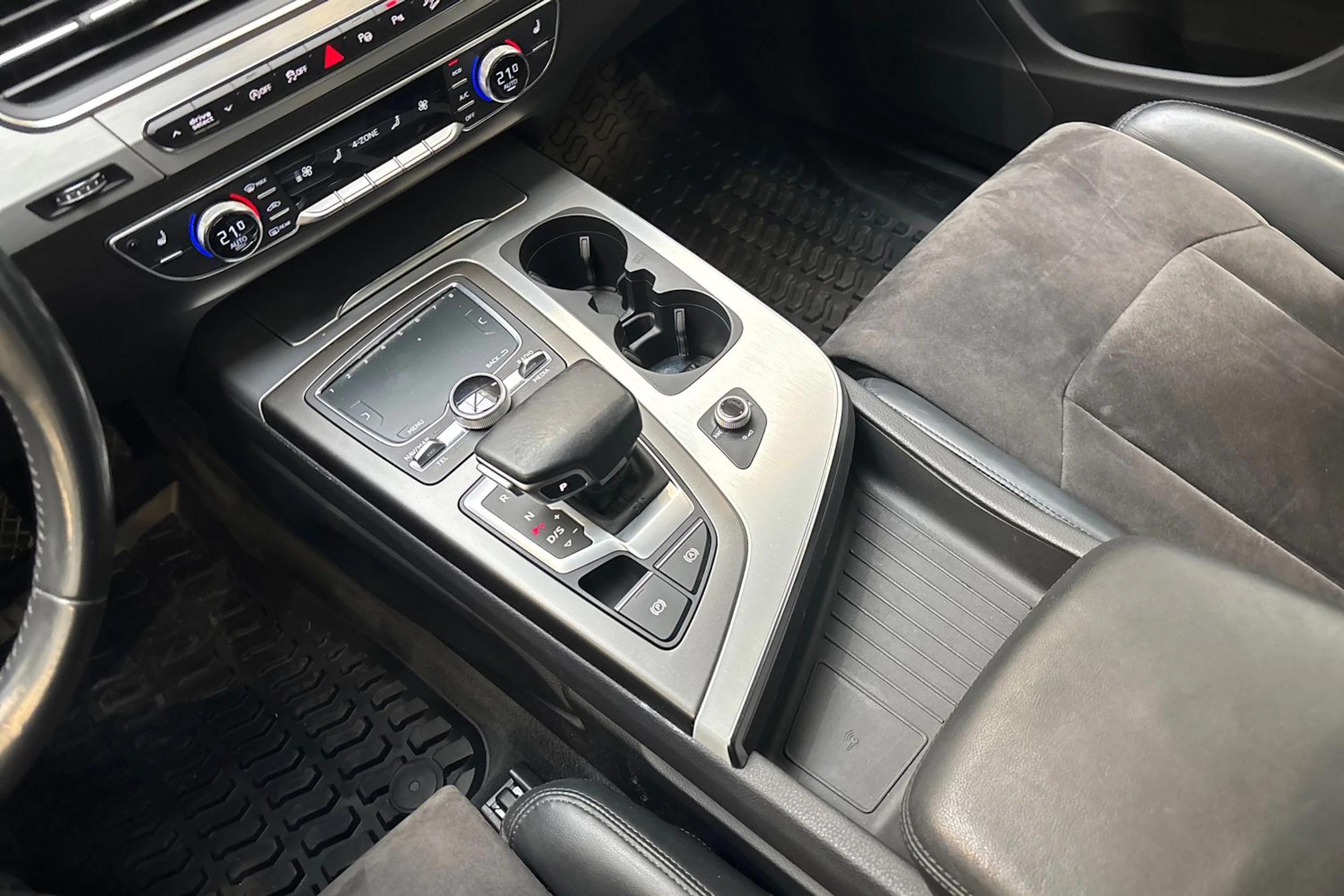 harmaa Audi Q7 2016 kuva 28.