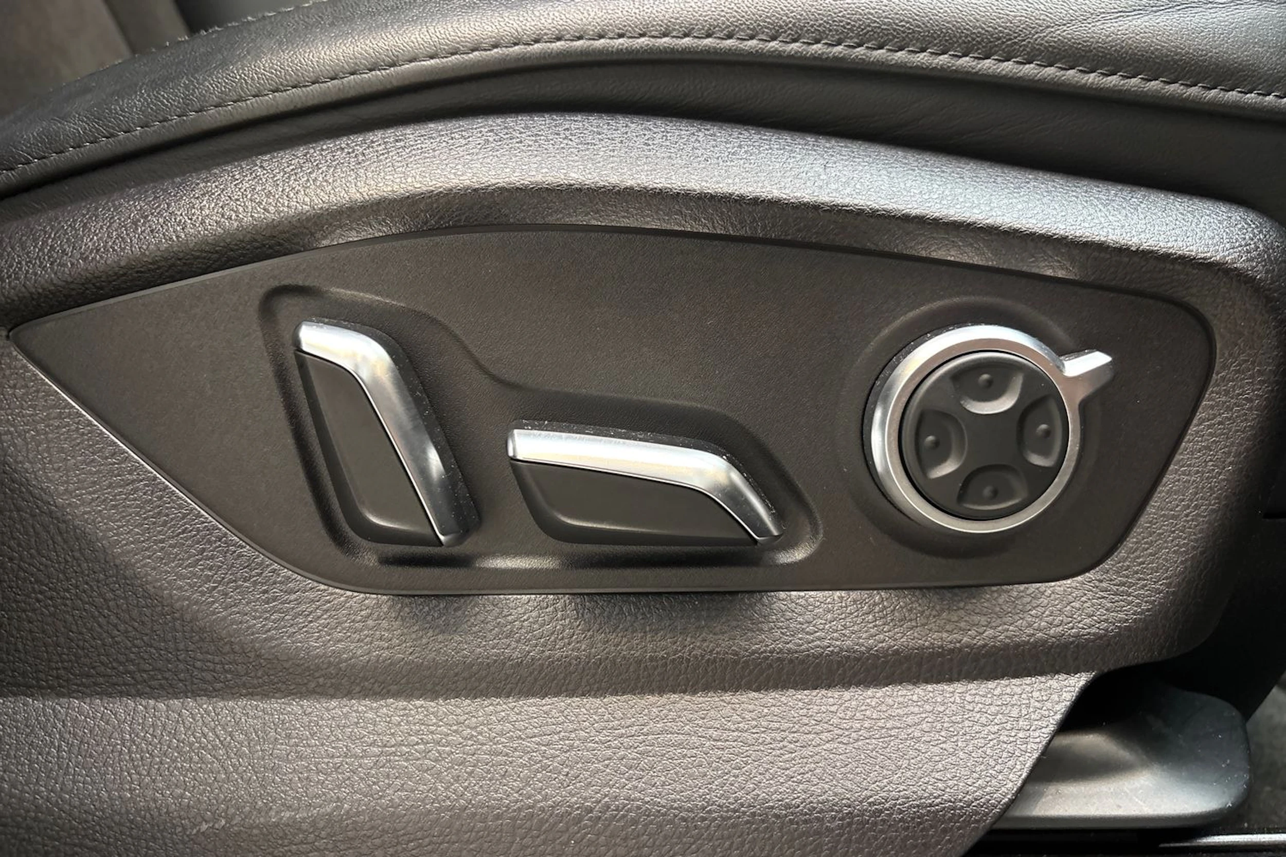 harmaa Audi Q7 2016 kuva 30.