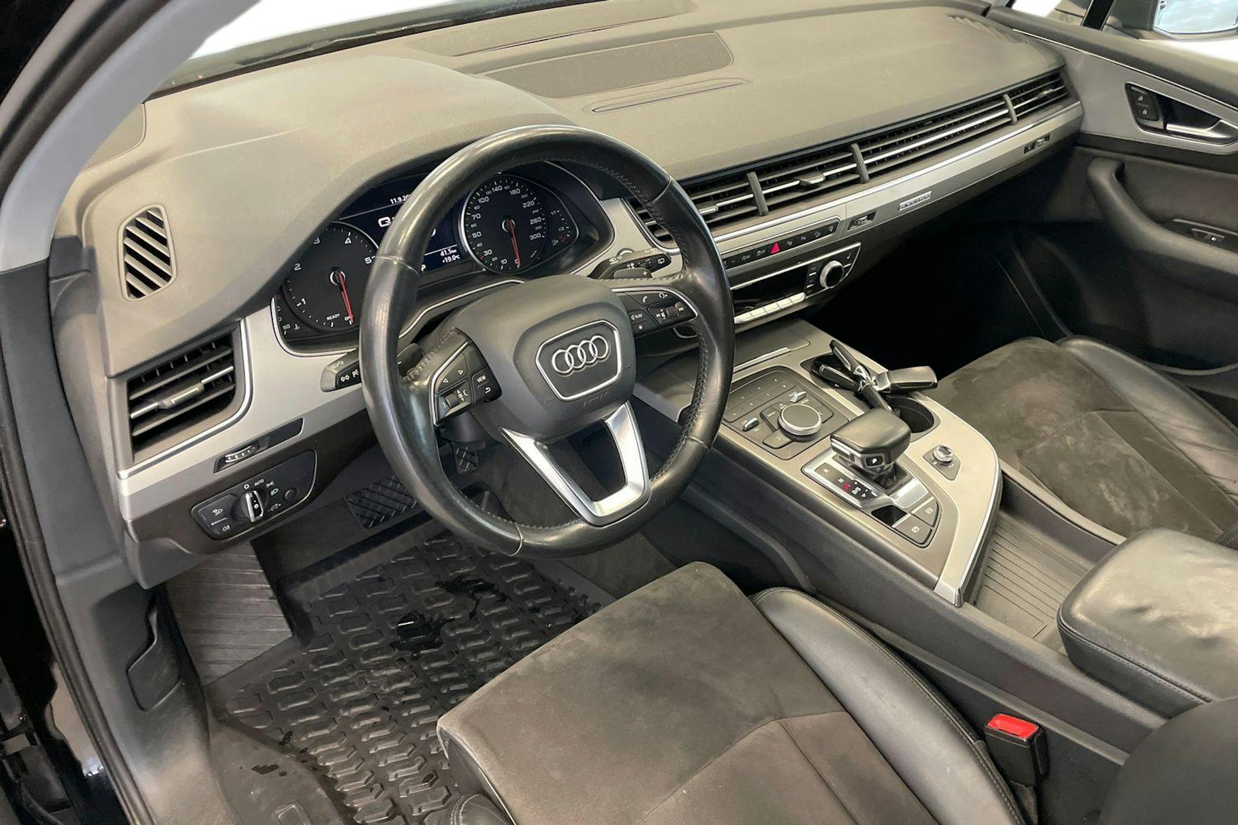 Musta Audi Q7 2016 kuva 7.