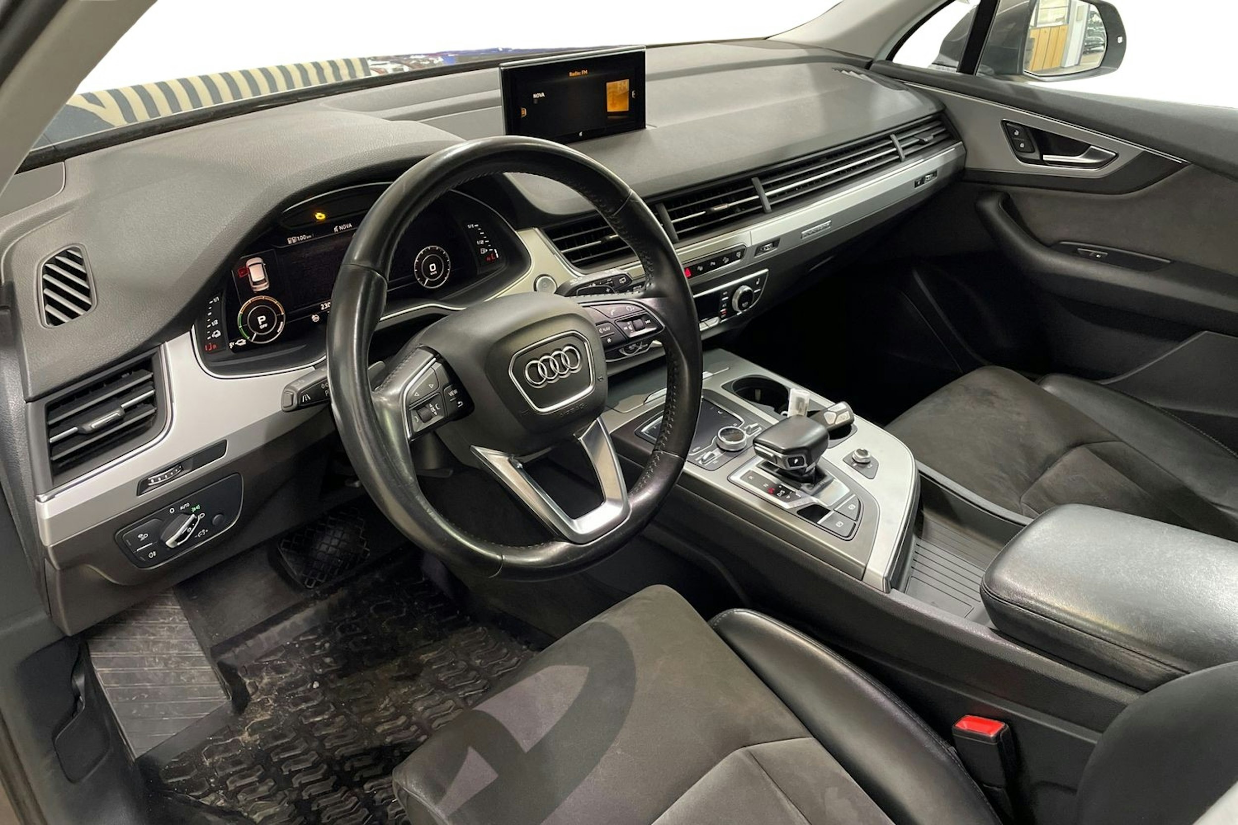 Ruskea (beige) Audi Q7 2016 kuva 7.