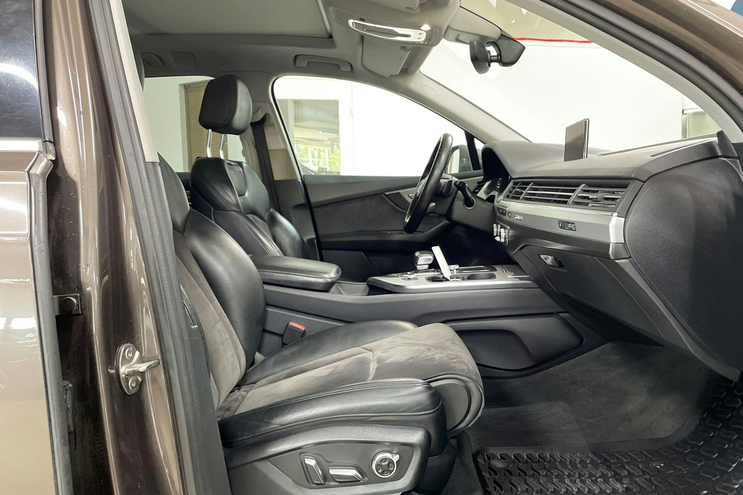 Ruskea (beige) Audi Q7 2016 kuva 14.