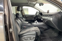 Ruskea (beige) Audi Q7 2016 kuva 14.