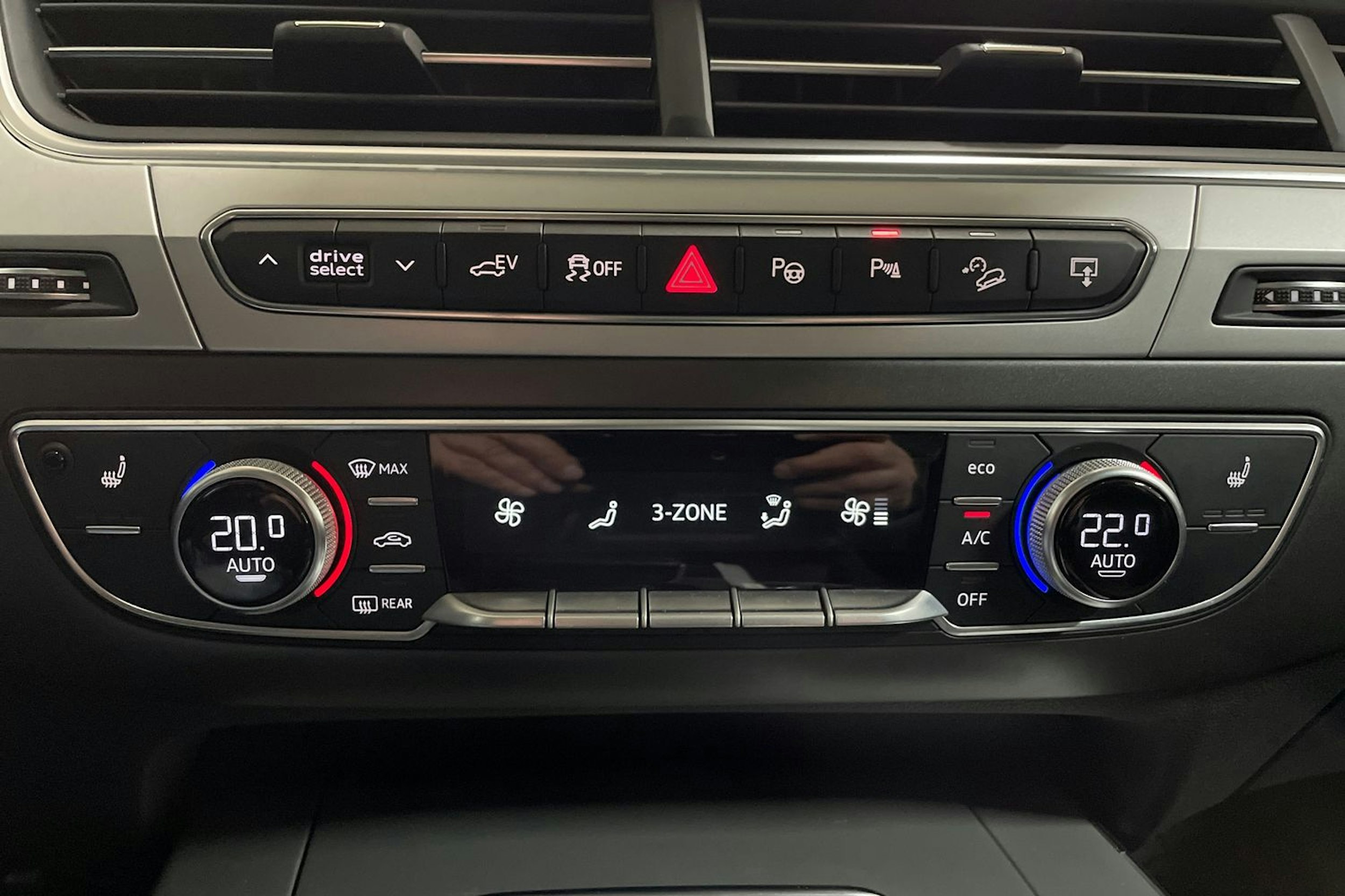 Ruskea (beige) Audi Q7 2016 kuva 22.
