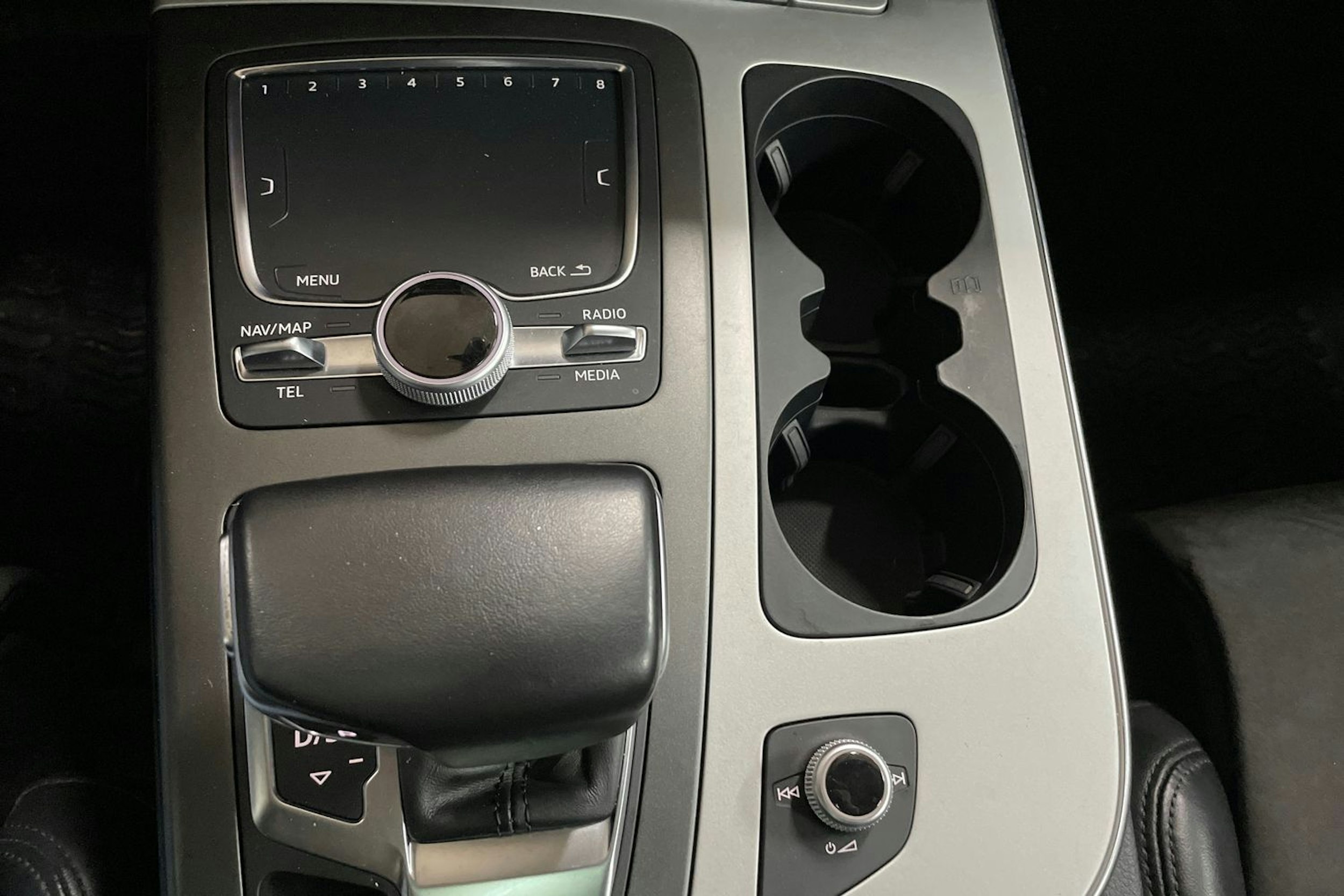 Ruskea (beige) Audi Q7 2016 kuva 23.