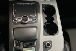 Ruskea (beige) Audi Q7 2016 kuva 23.