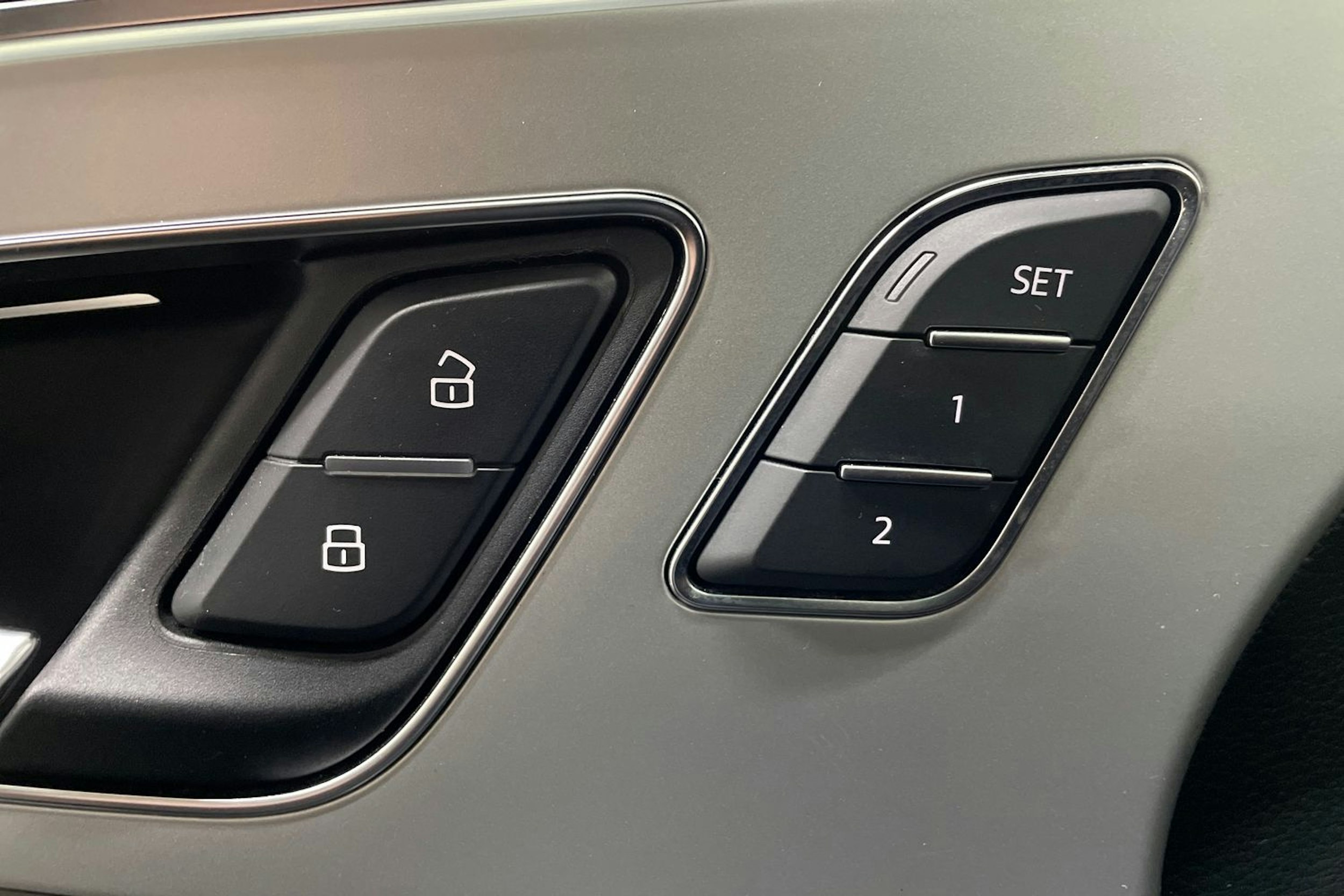 Ruskea (beige) Audi Q7 2016 kuva 27.