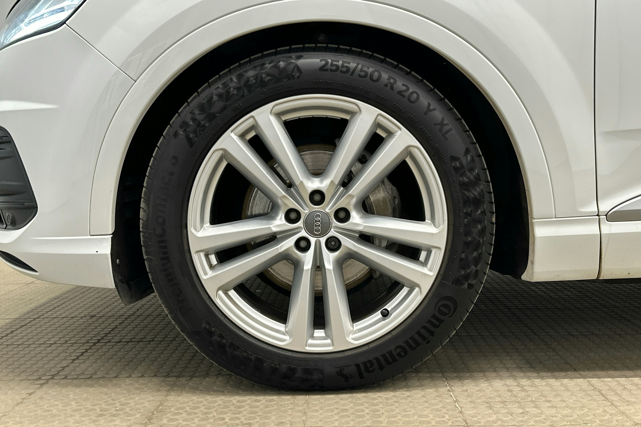valkoinen Audi Q7 2016 kuva 32.