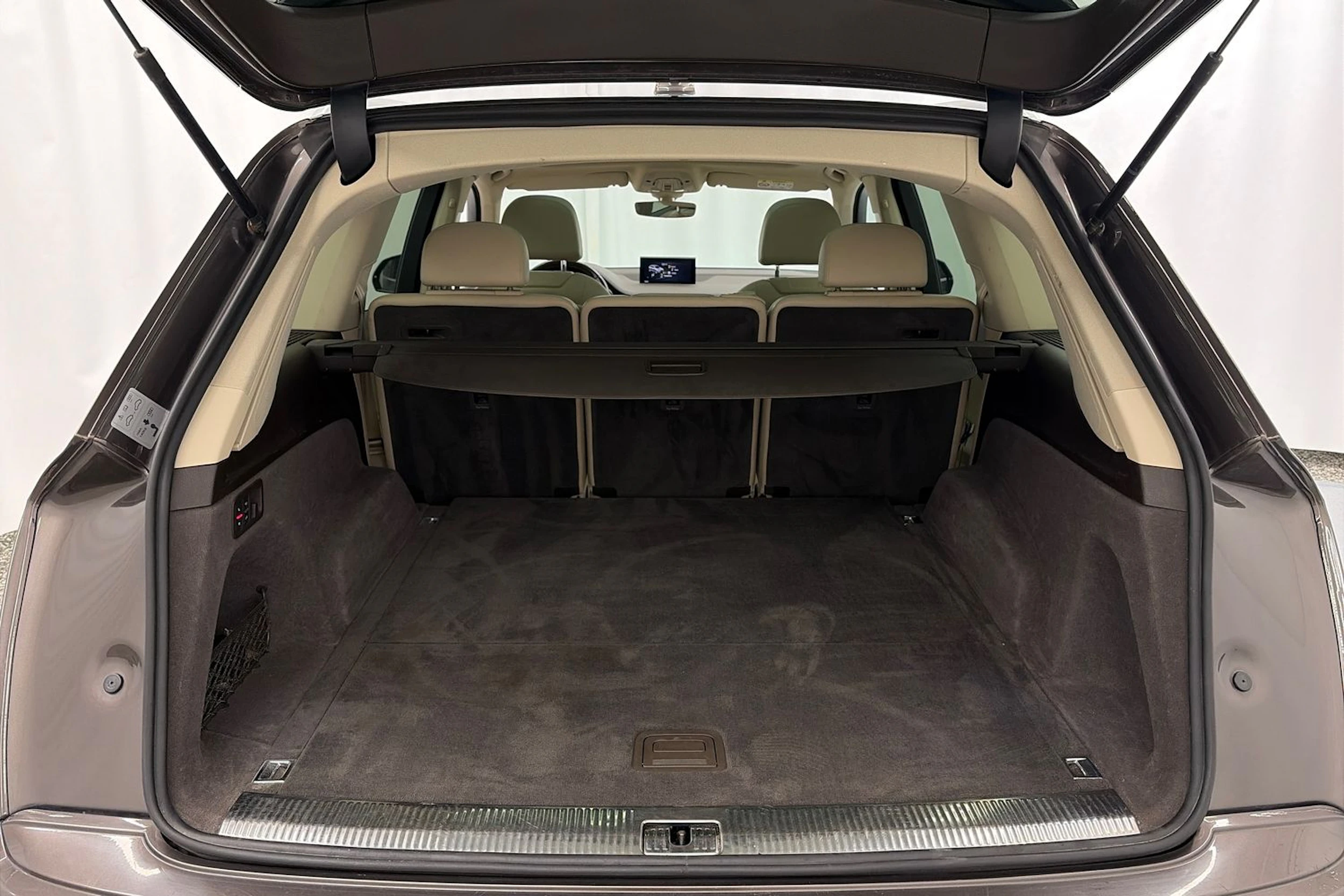 Ruskea (beige) Audi Q7 2016 kuva 11.