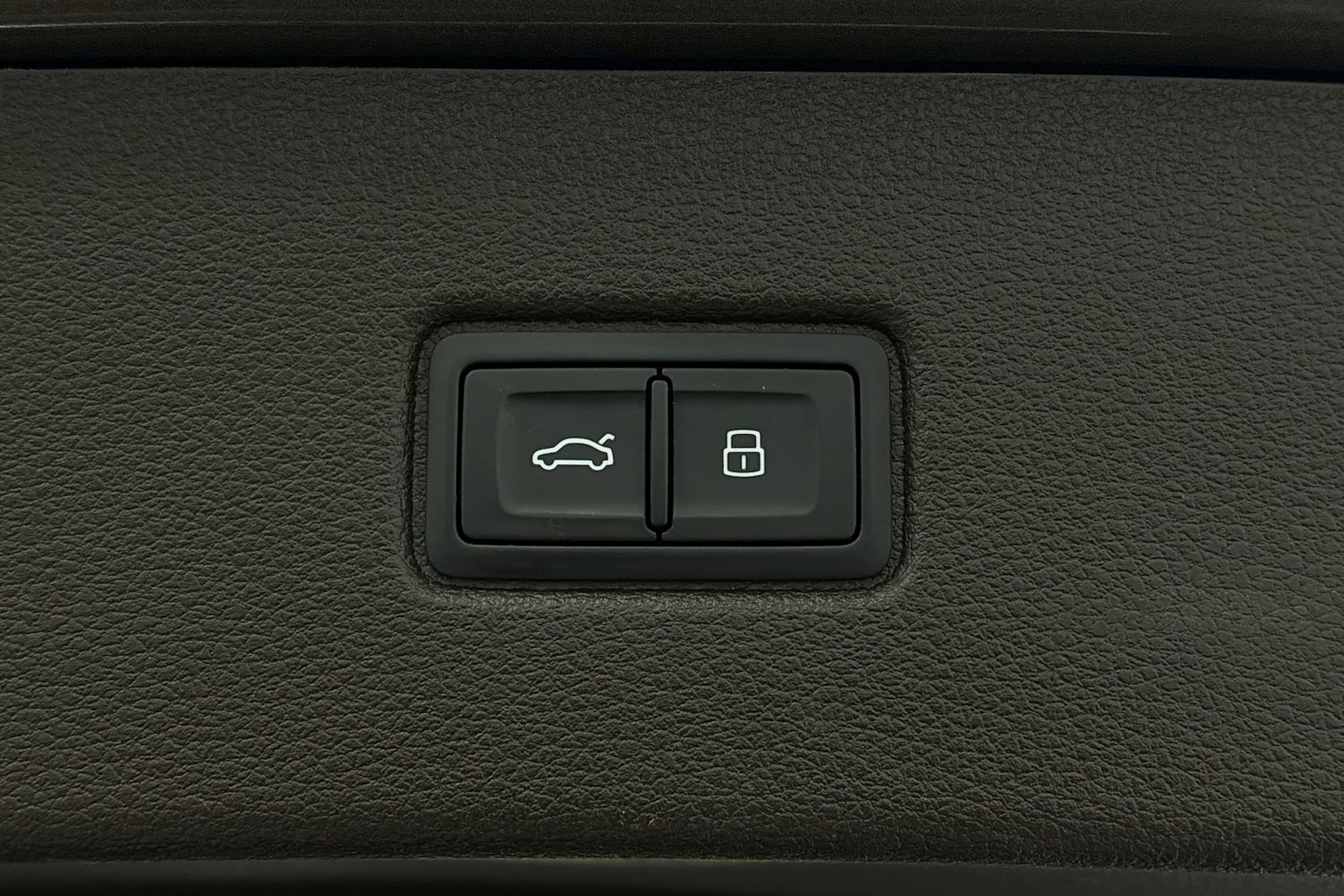 Ruskea (beige) Audi Q7 2016 kuva 12.