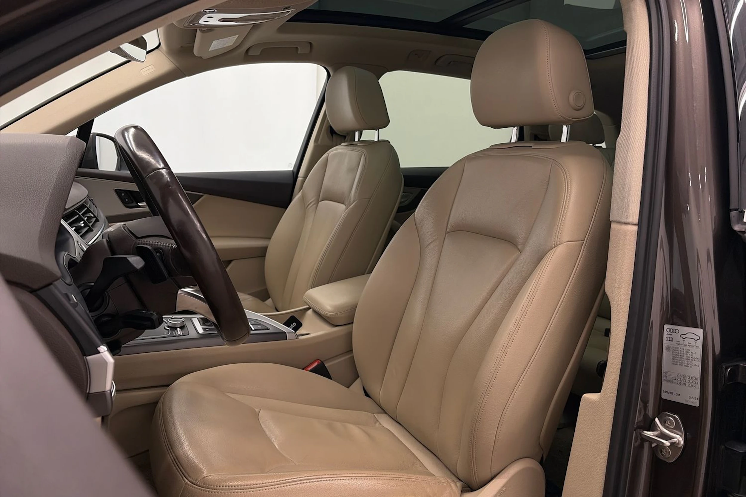 Ruskea (beige) Audi Q7 2016 kuva 15.