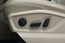 Ruskea (beige) Audi Q7 2016 kuva 16.