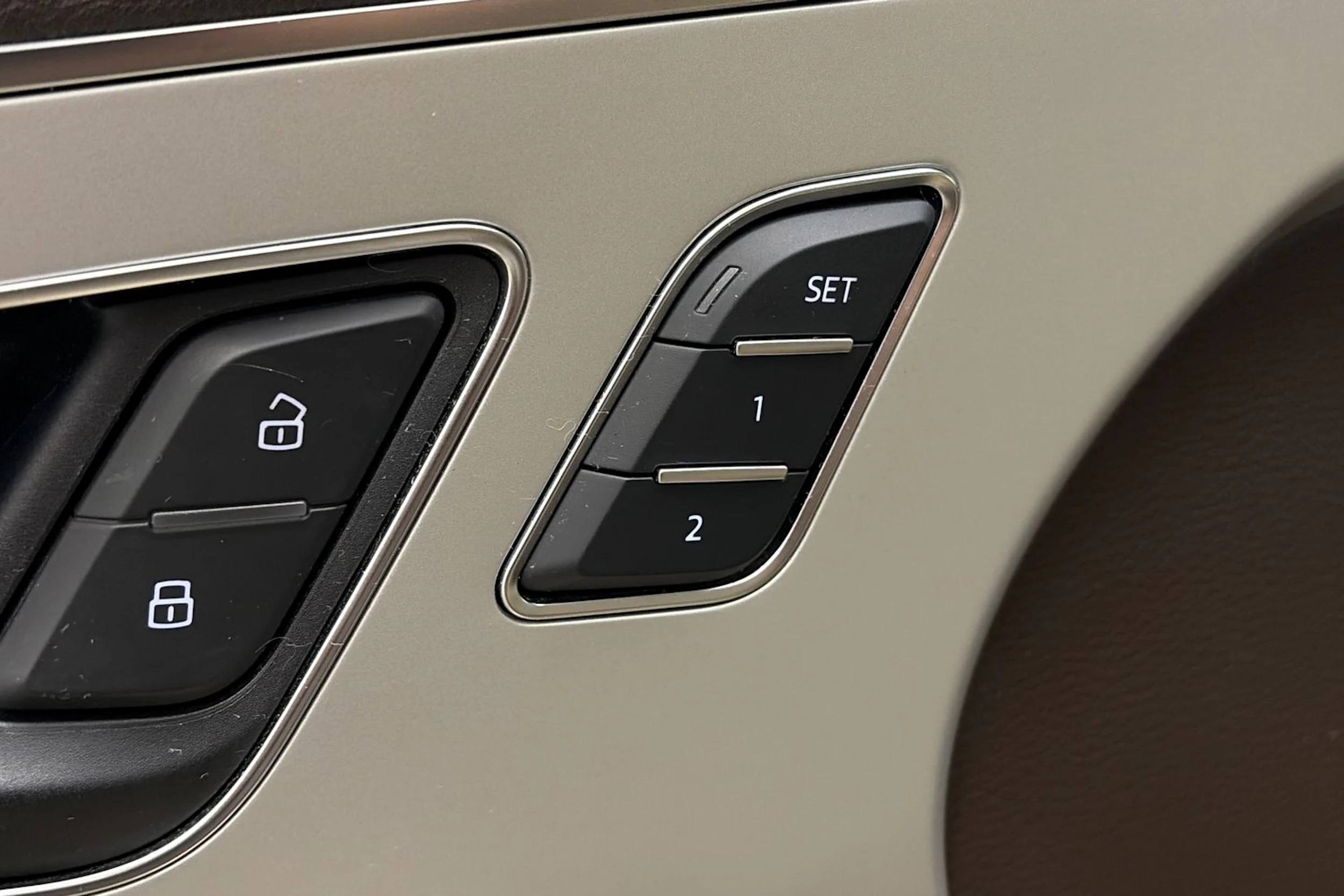 Ruskea (beige) Audi Q7 2016 kuva 17.