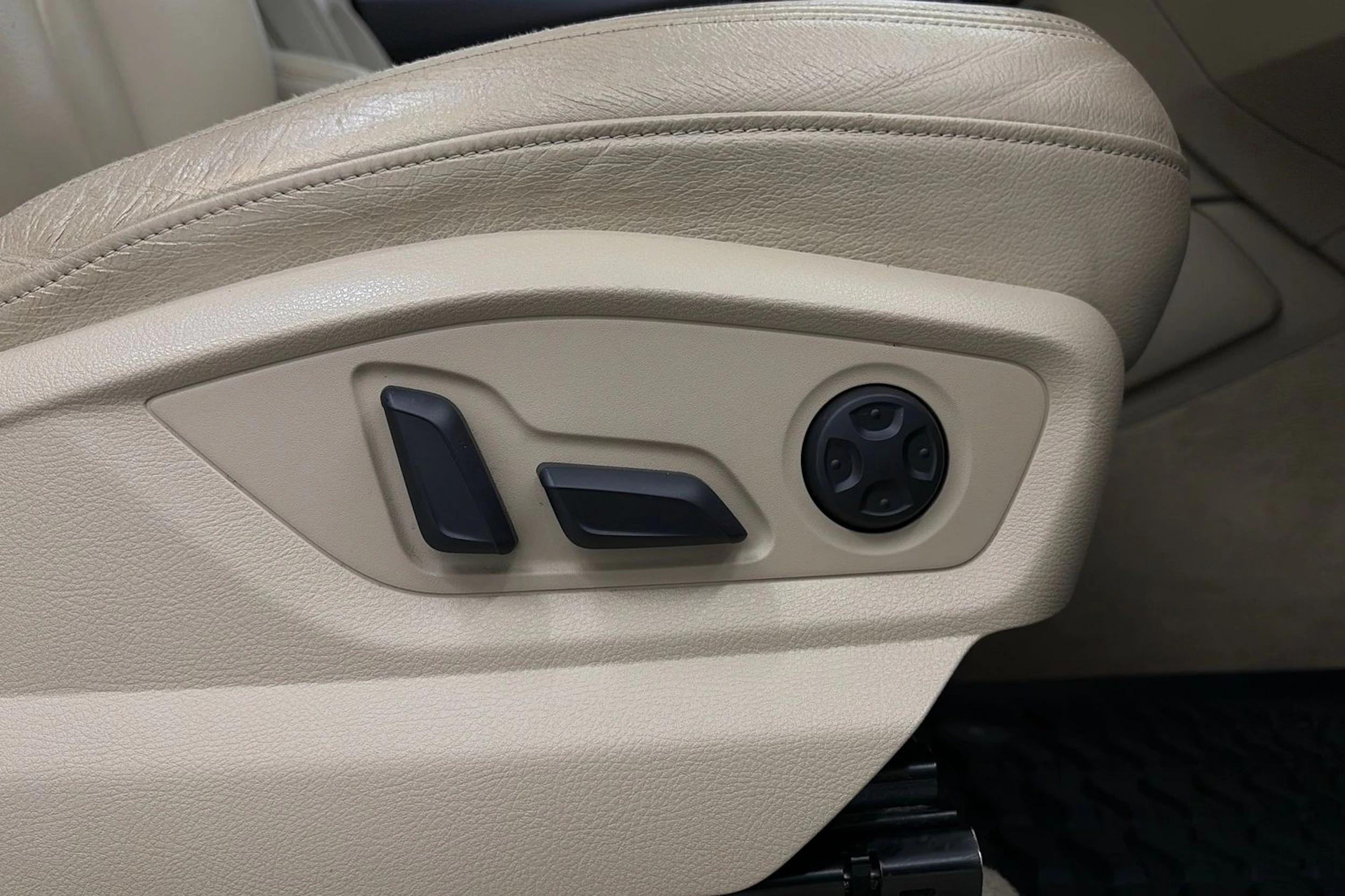 Ruskea (beige) Audi Q7 2016 kuva 18.